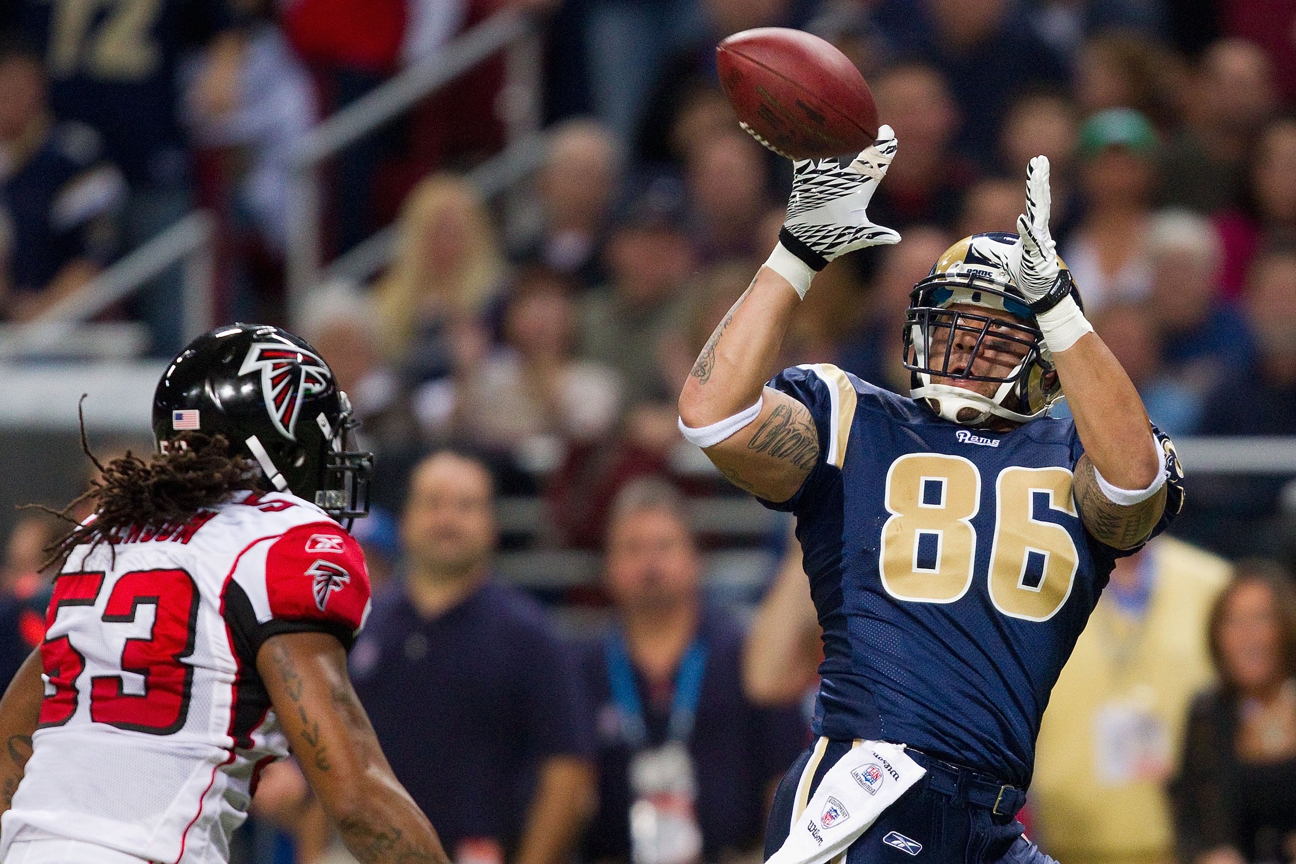 ST. LOUIS - NOVEMBER 21: Michael Hoomanawanui #86 of the St. Louis Rams hauls in a touchdown pass against the Atlanta Falcons at the Edward Jones Dome on November 21, 2010 in St. Louis, Missouri.  The Falcons beat the Rams 34-17.  (Photo by Dilip Vishwana