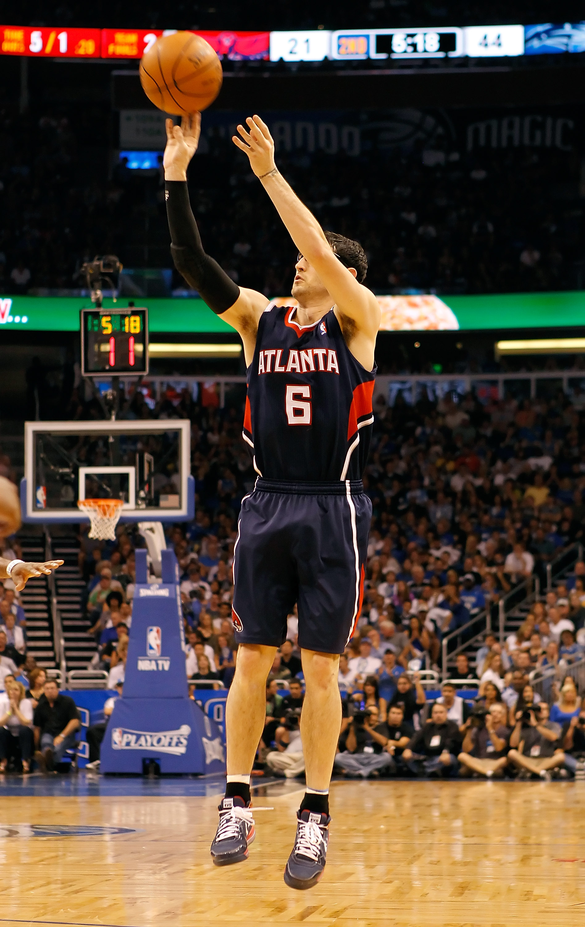 ORLANDO, FL - APRIL 26:  Kirk Hinrich #6 of the Atlanta Hawks shoots against the Orlando Magic during Game Five of the Eastern Conference Quarterfinals of the 2011 NBA Playoffs on April 26, 2011 at the Amway Arena in Orlando, Florida.  NOTE TO USER: User