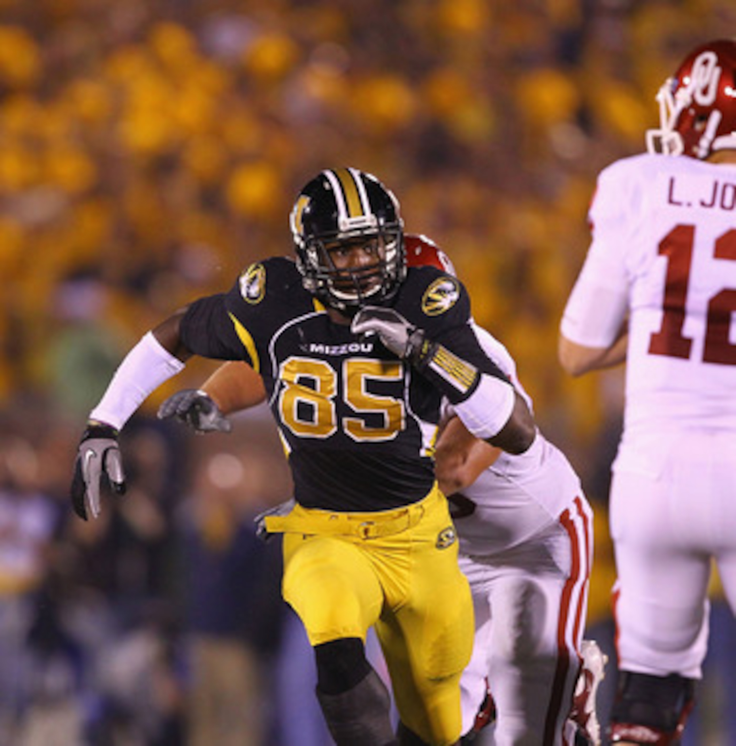 COLUMBIA, MO - OCTOBER 23: Aldon Smith #85 of the Missouri Tigers in action against the Oklahoma Sooners at Faurot Field/Memorial Stadium on October 23, 2010 in Columbia, Missouri.  The Tigers beat the Sooners 36-27.  (Photo by Dilip Vishwanat/Getty Image