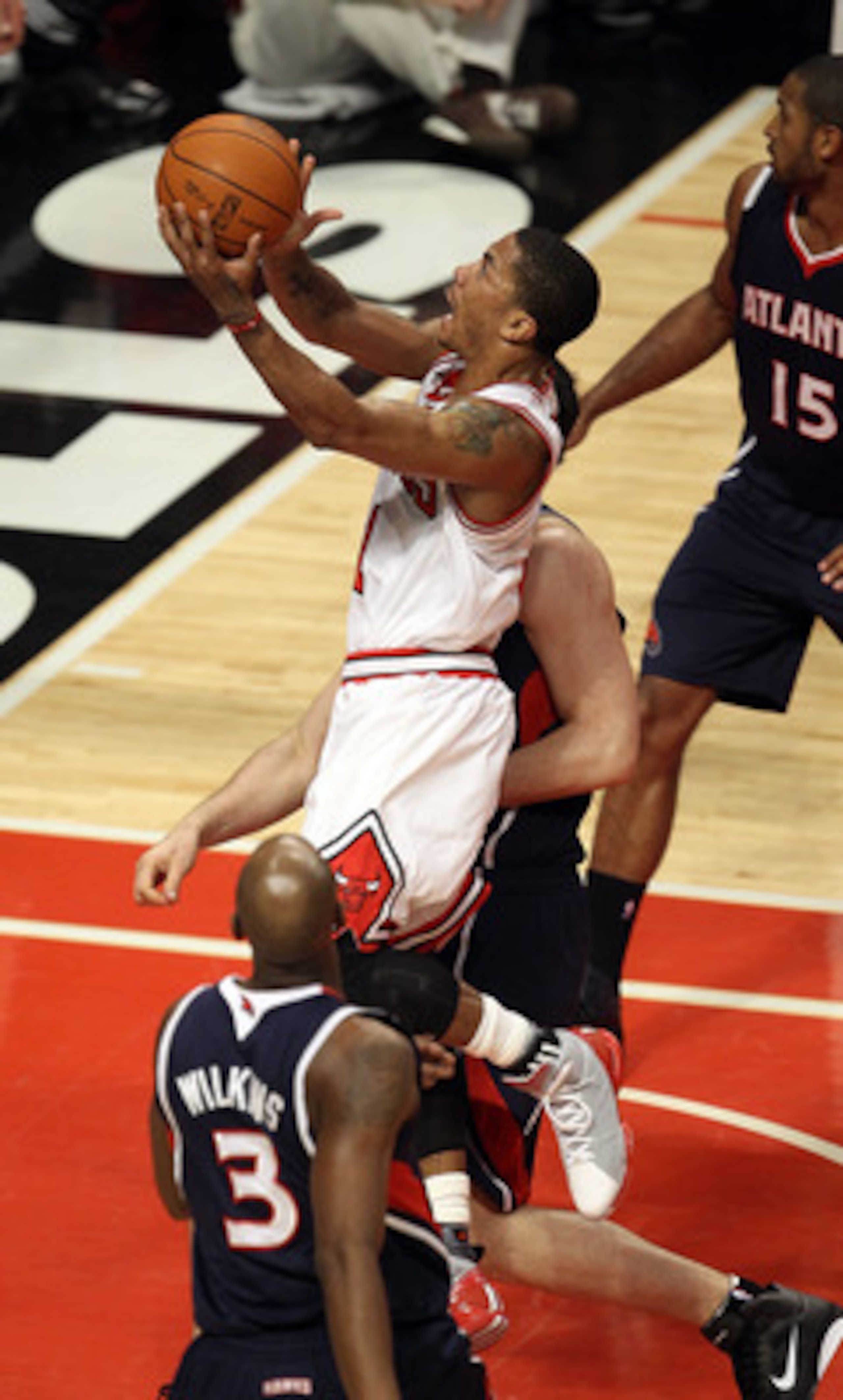 CHICAGO, IL - MARCH 11: Derrick Rose #1 of the Chicago Bulls drives to the basket between Kirk Hinrich #6 and Damien Wilkins #3 of the Atlanta Hawks at the United Center on March 11, 2011 in Chicago, Illinois. The Bulls defeated the Hawks 94-76. NOTE TO U CHICAGO, IL - MARCH 11: Derrick Rose #1 of the Chicago Bulls drives to the basket between Kirk Hinrich #6 and Damien Wilkins #3 of the Atlanta Hawks at the United Center on March 11, 2011 in Chicago, Illinois. The Bulls defeated the Hawks 94-76. NOTE TO U