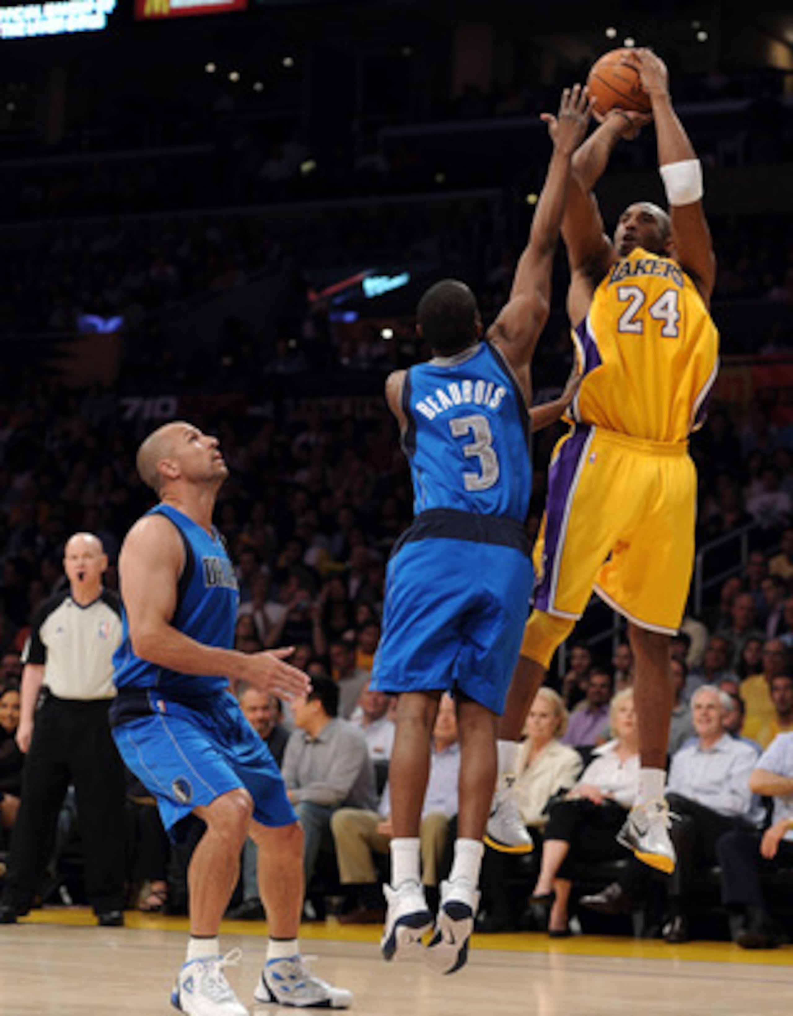 LOS ANGELES, CA - MARCH 31: Kobe Bryant #24 of the Los Angeles Lakers shoots a jumper in front of Rodrique Beaubois #3 and Jason Kidd #2 of the Dallas Mavericks at Staples Center on March 31, 2011 in Los Angeles, California. NOTE TO USER: User expressly LOS ANGELES, CA - MARCH 31: Kobe Bryant #24 of the Los Angeles Lakers shoots a jumper in front of Rodrique Beaubois #3 and Jason Kidd #2 of the Dallas Mavericks at Staples Center on March 31, 2011 in Los Angeles, California. NOTE TO USER: User expressly