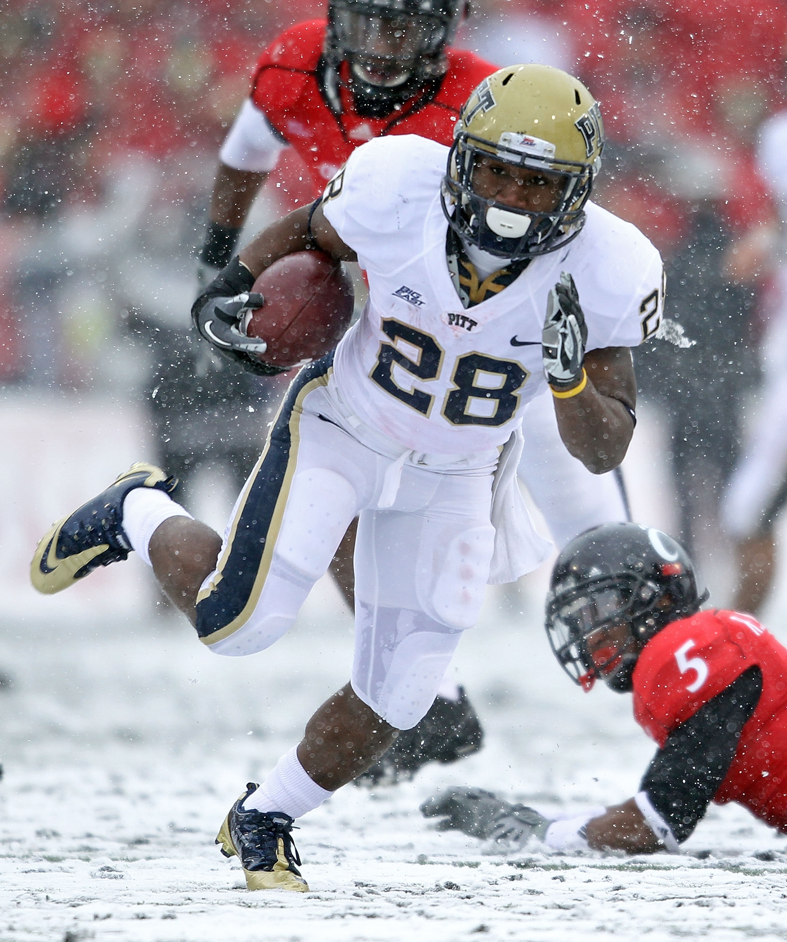CINCINNATI, OH - DECEMBER 04:  Dion Lewis #28 of the Pittsburgh Panthers runs with the ball during the Big East Conference game against the Cincinnati Bearcats at Nippert Stadium on December 4, 2010 in Cincinnati, Ohio.  Pittsburgh won 28-10.  (Photo by A