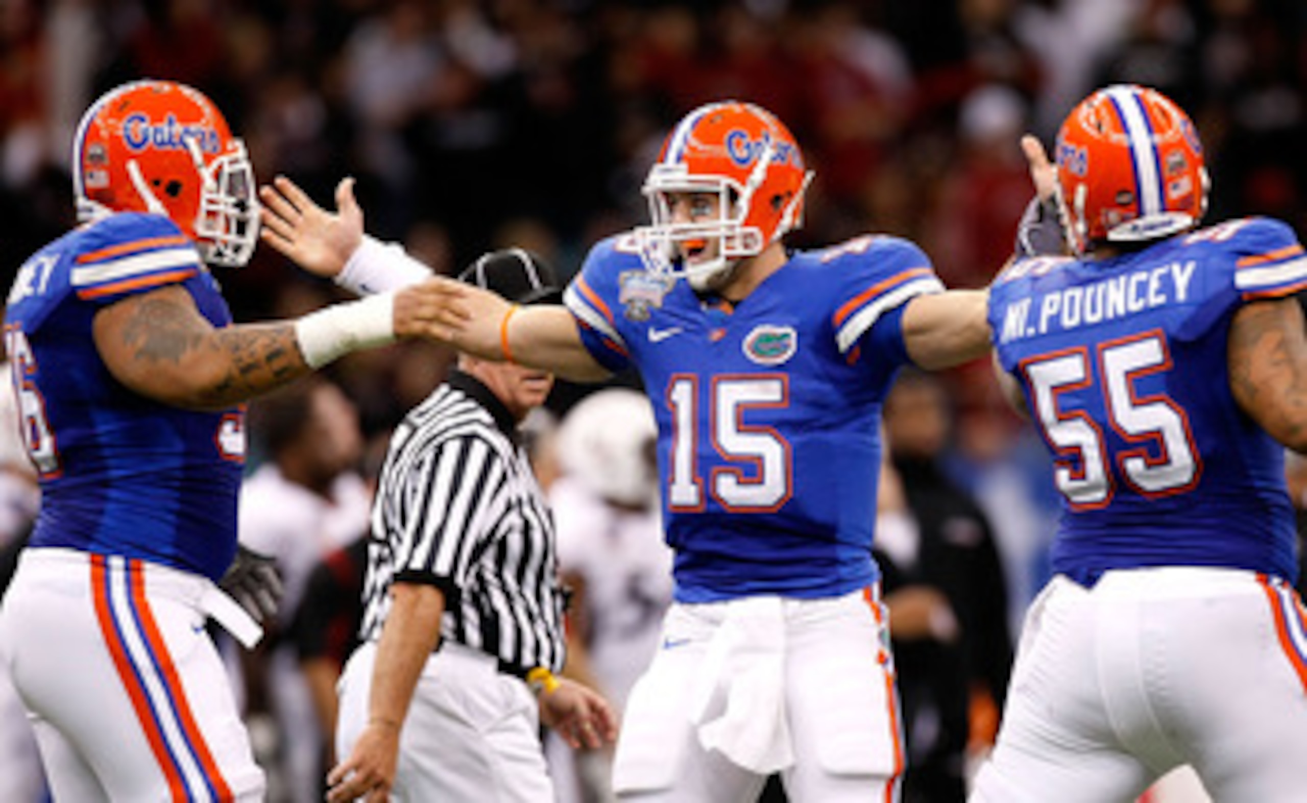 NEW ORLEANS - JANUARY 01:  Quarterback Tim Tebow #15 of the Florida Gators celebrates tossing a touchdown pass against the Cincinnati Bearcats with Maurice Pouncey #56 and Mike Pouncey #55 during the Allstate Sugar Bowl at the Louisana Superdome on Januar