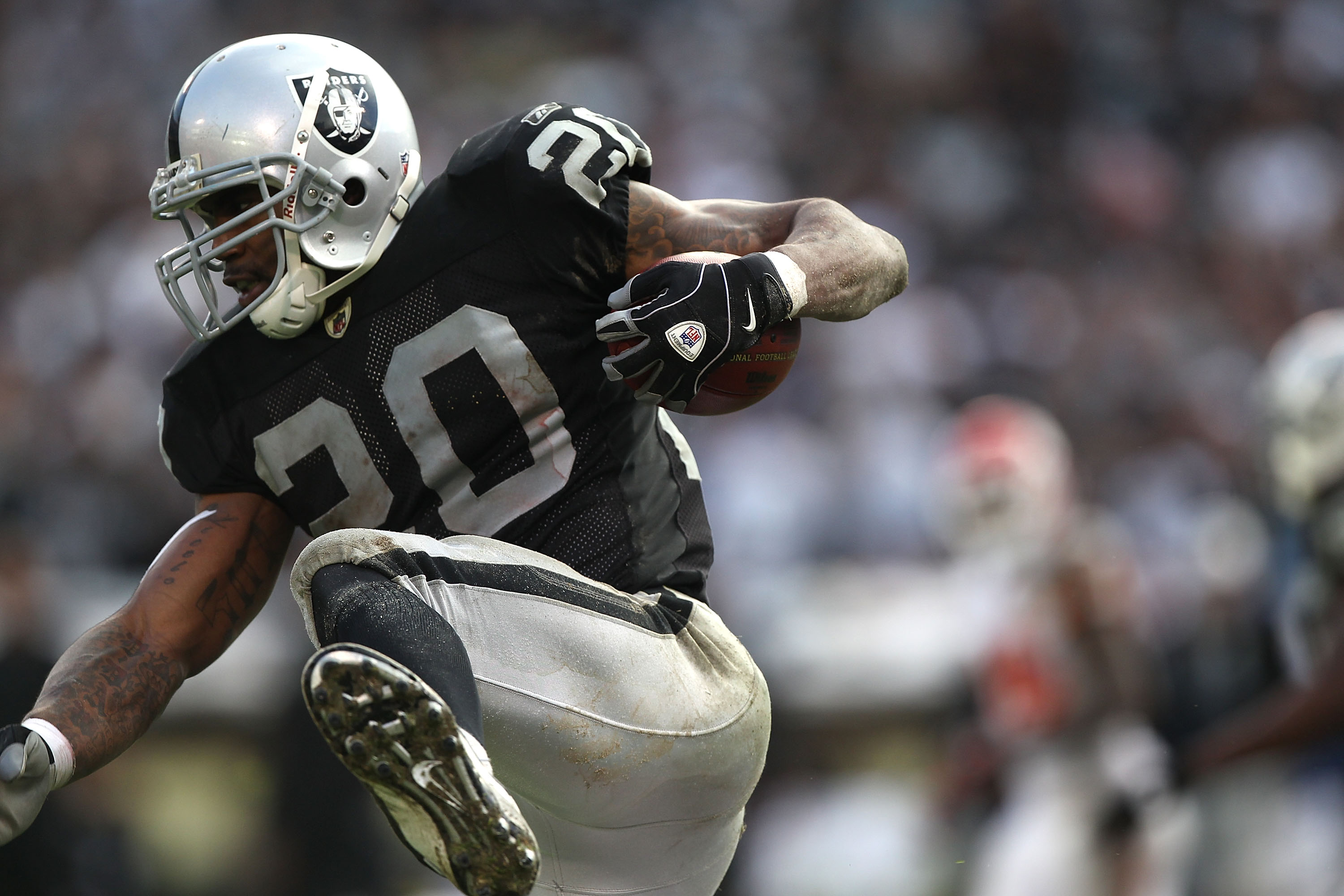 OAKLAND, CA - NOVEMBER 07:  Darren McFadden #20 of the Oakland Raiders runs against the Kansas City Chiefs during an NFL game at Oakland-Alameda County Coliseum on November 7, 2010 in Oakland, California.  (Photo by Jed Jacobsohn/Getty Images)
