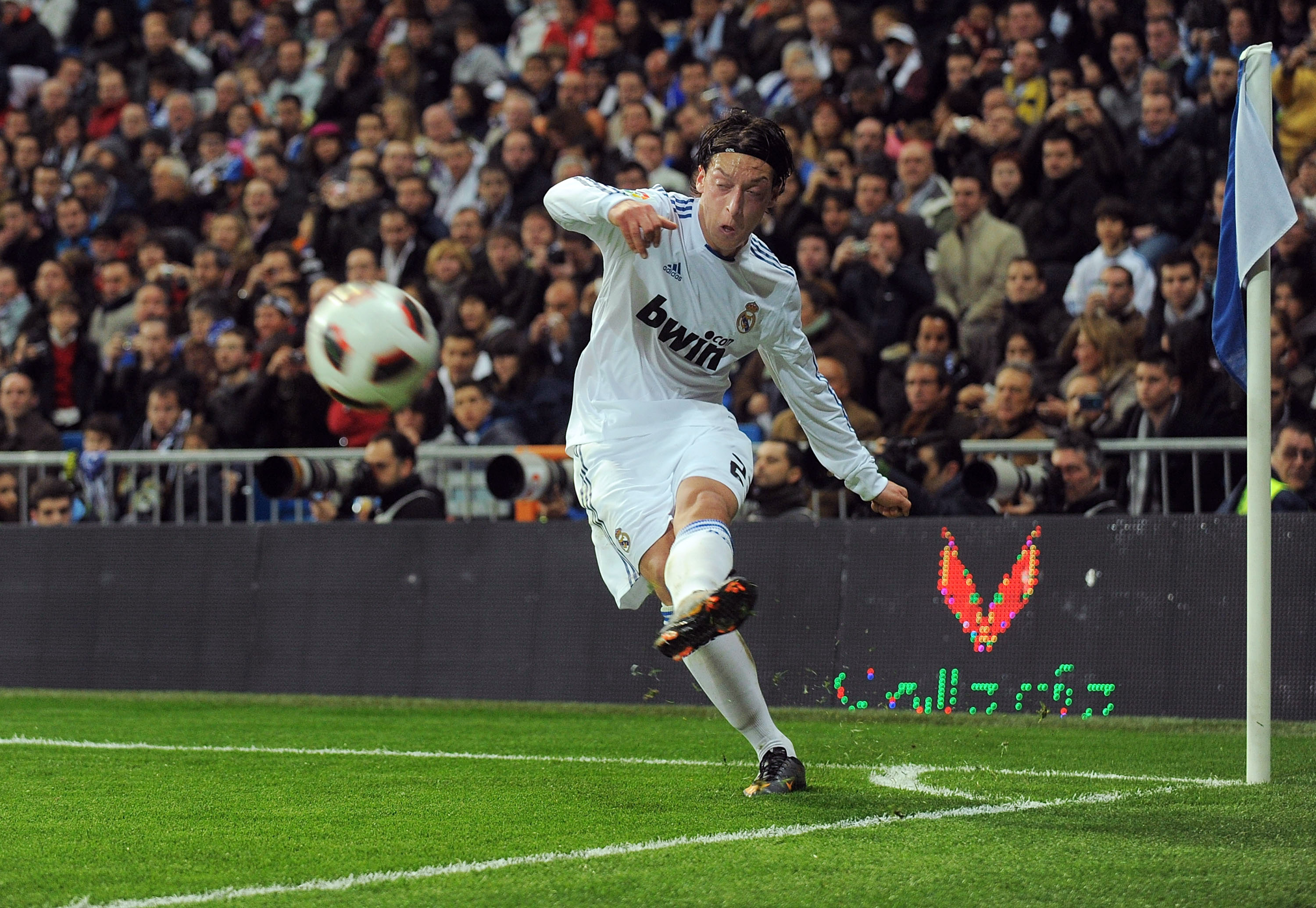 MADRID, SPAIN - MARCH 12: Mesut Ozil of Real Madrid takes a corner kick during the La Liga match between Real Madrid and Hercules CF at Estadio Santiago Bernabeu on March 12, 2011 in Madrid, Spain.  (Photo by Denis Doyle/Getty Images)