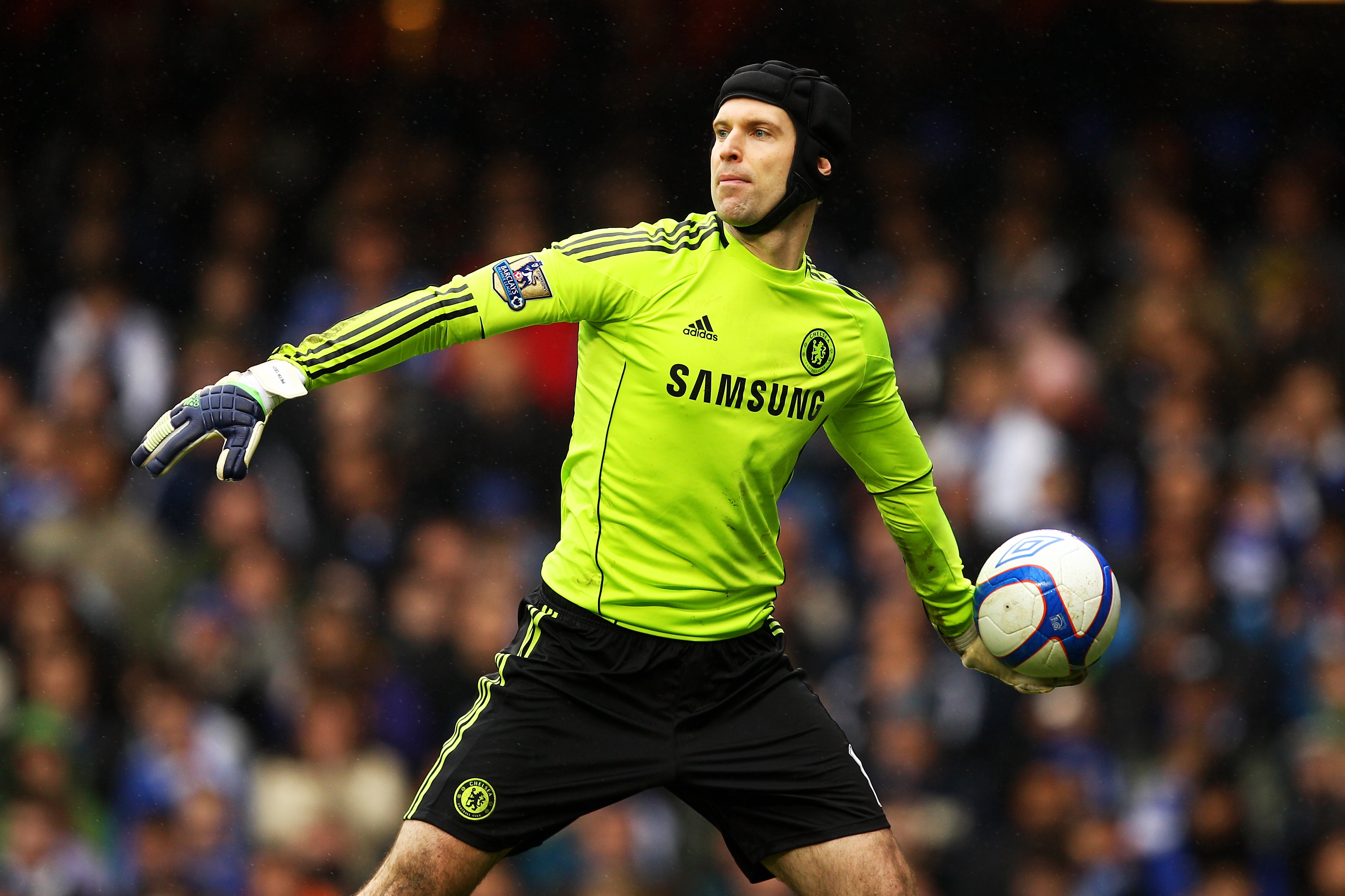 LONDON, ENGLAND - FEBRUARY 19:  Goalkeeper Petr Cech of Chelsea throws out the ball during the FA Cup sponsored by E.ON 4th round replay match between Chelsea and Everton at Stamford Bridge on February 19, 2011 in London, England.  (Photo by Richard Heath