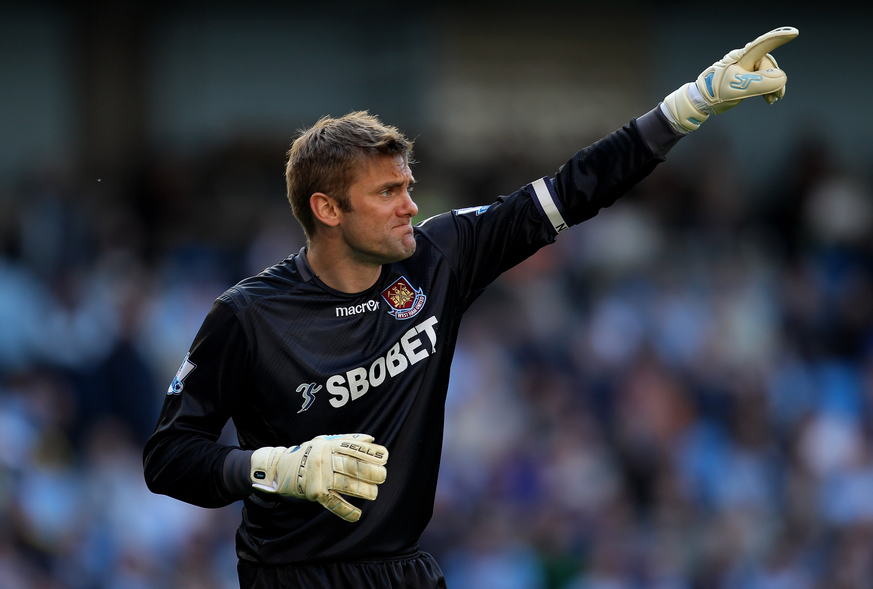 MANCHESTER, ENGLAND - MAY 01:  Robert Green of West Ham United gestures during the Barclays Premier League match between Manchester City and West Ham United at the City of Manchester Stadium on May 1, 2011 in Manchester, England.  (Photo by Alex Livesey/G