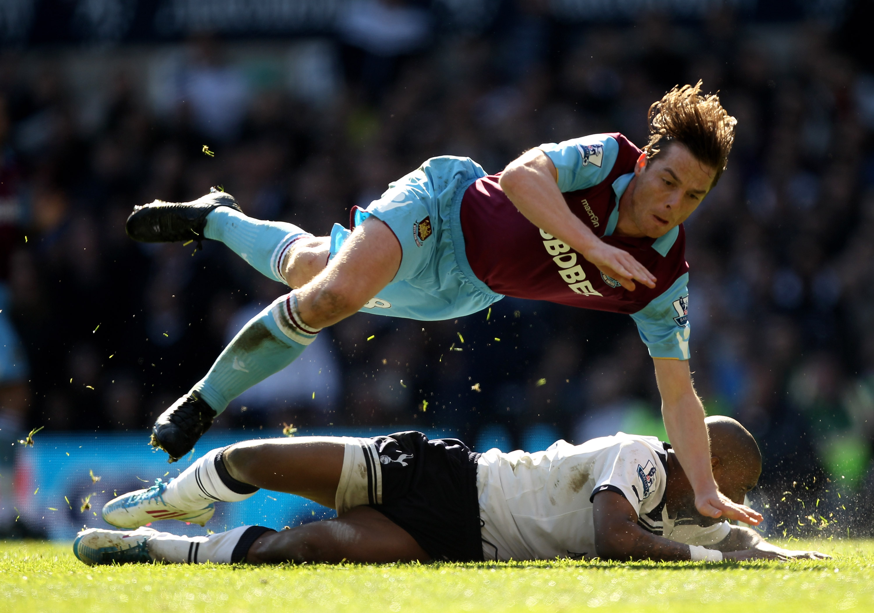 LONDON, ENGLAND - MARCH 19:  Scott Parker (up) of West Ham tangles with Jermain Defoe of Tottenham during the Barclays Premier League match between Tottenham Hotspur and West Ham United at White Hart Lane on March 19, 2011 in London, England.  (Photo by I