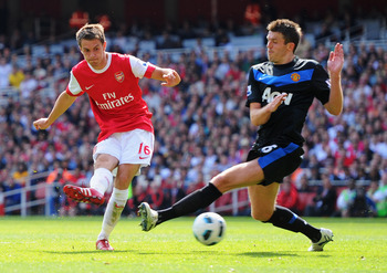 LONDON, ENGLAND - MAY 01:  Aaron Ramsey of Arsenal shoots past Michael Carrick of MAnchester United to score their first goal during the Barclays Premier League match between Arsenal and Manchester United at the Emirates Stadium on May 1, 2011 in London,