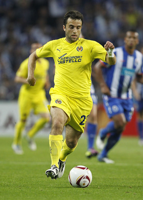 PORTO, PORTUGAL - APRIL 28: Giuseppe Rossi of Villarreal in action during the UEFA Europa League semi final first leg match between FC Porto and Villarreal at Estadio do Dragao on April 28, 2011 in Porto, Portugal. (Photo by Angel Martinez/Getty Images)