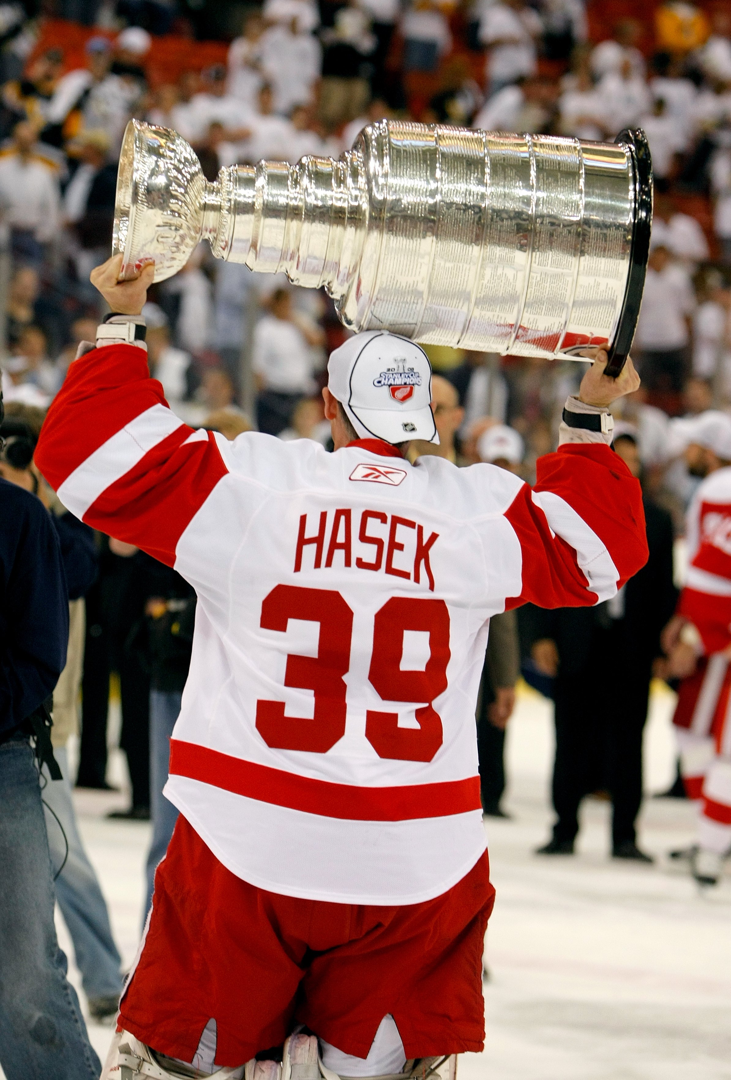 PITTSBURGH - JUNE 4:  Goaltender Dominik Hasek #39 of the Detroit Red Wings hoists the Stanley Cup after defeating the Pittsburgh Penguins 3-2 in game six of the 2008 NHL Stanley Cup Finals to win the series 4-2 and the Stanley Cup at Mellon Arena on June