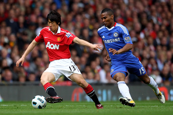 MANCHESTER, ENGLAND - MAY 08:  Ji-Sung Park of Manchester United competes with Florent Malouda of Chelsea during the Barclays Premier League match between Manchester United and Chelsea at Old Trafford on May 8, 2011 in Manchester, England.  (Photo by Alex