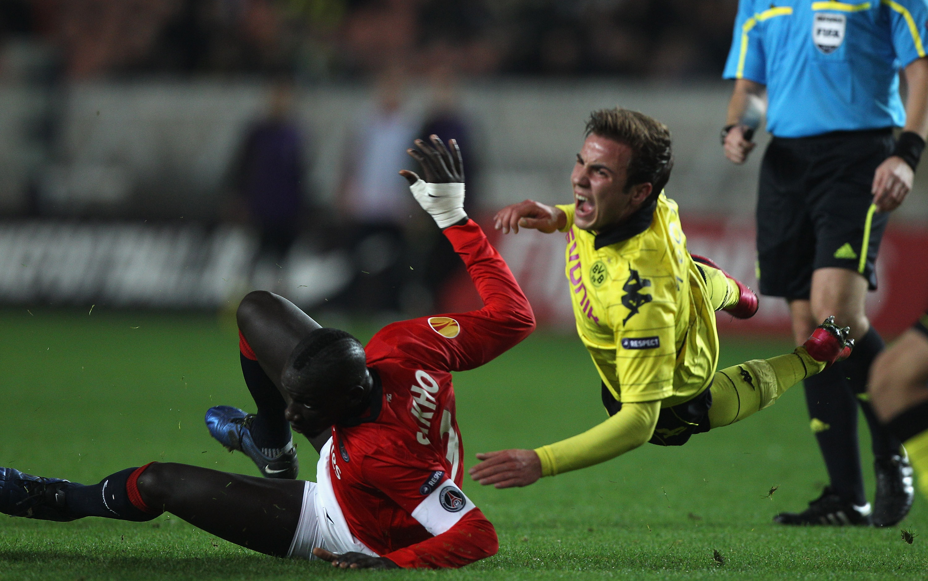 PARIS - NOVEMBER 04: Mario Gotze (r) of Borussia is fouled by Mamadou Sakho during the UEFA Europa League Group J match between Paris Saint Germain and Borussia Dortmund at the Parc des Princes on November 4, 2010 in Paris, France.  (Photo by Michael Stee