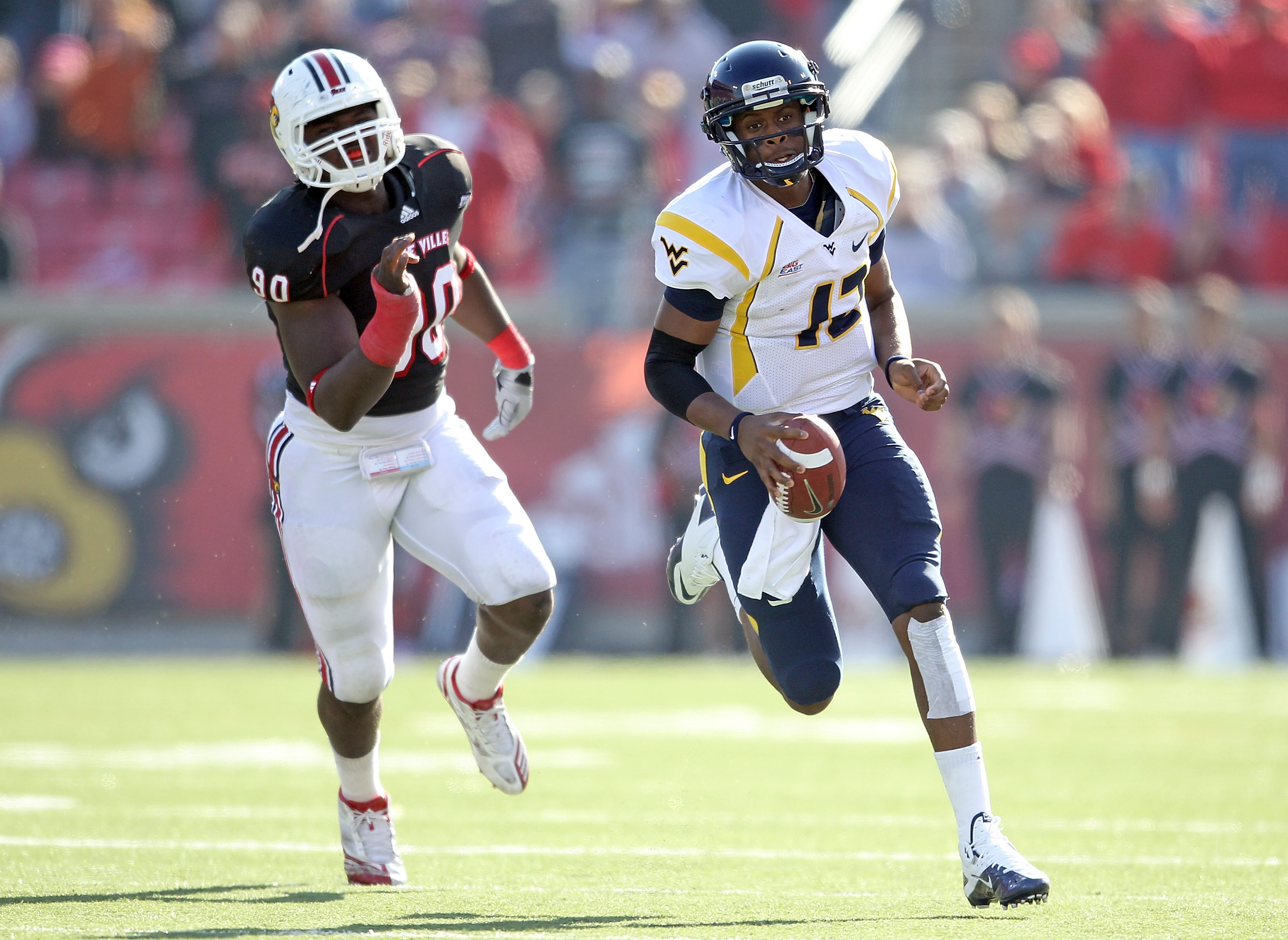 LOUISVILLE, KY - NOVEMBER 20:  Geno Smith#12 of the West Virginia Mountaineers runs with the ball during the Big East Conference game against the Louisville Cardinals at Papa John's Cardinal Stadium on November 20, 2010 in Louisville, Kentucky.  (Photo by