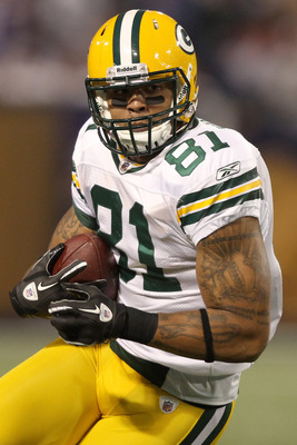 MINNEAPOLIS - NOVEMBER 21: Andrew Quarless #81 of the Green Bay Packers carries the ball after making a catch against the Minnesota Vikings at the Hubert H. Humphrey Metrodome on November 21, 2010 in Minneapolis, Minnesota.  (Photo by Matthew Stockman/Get