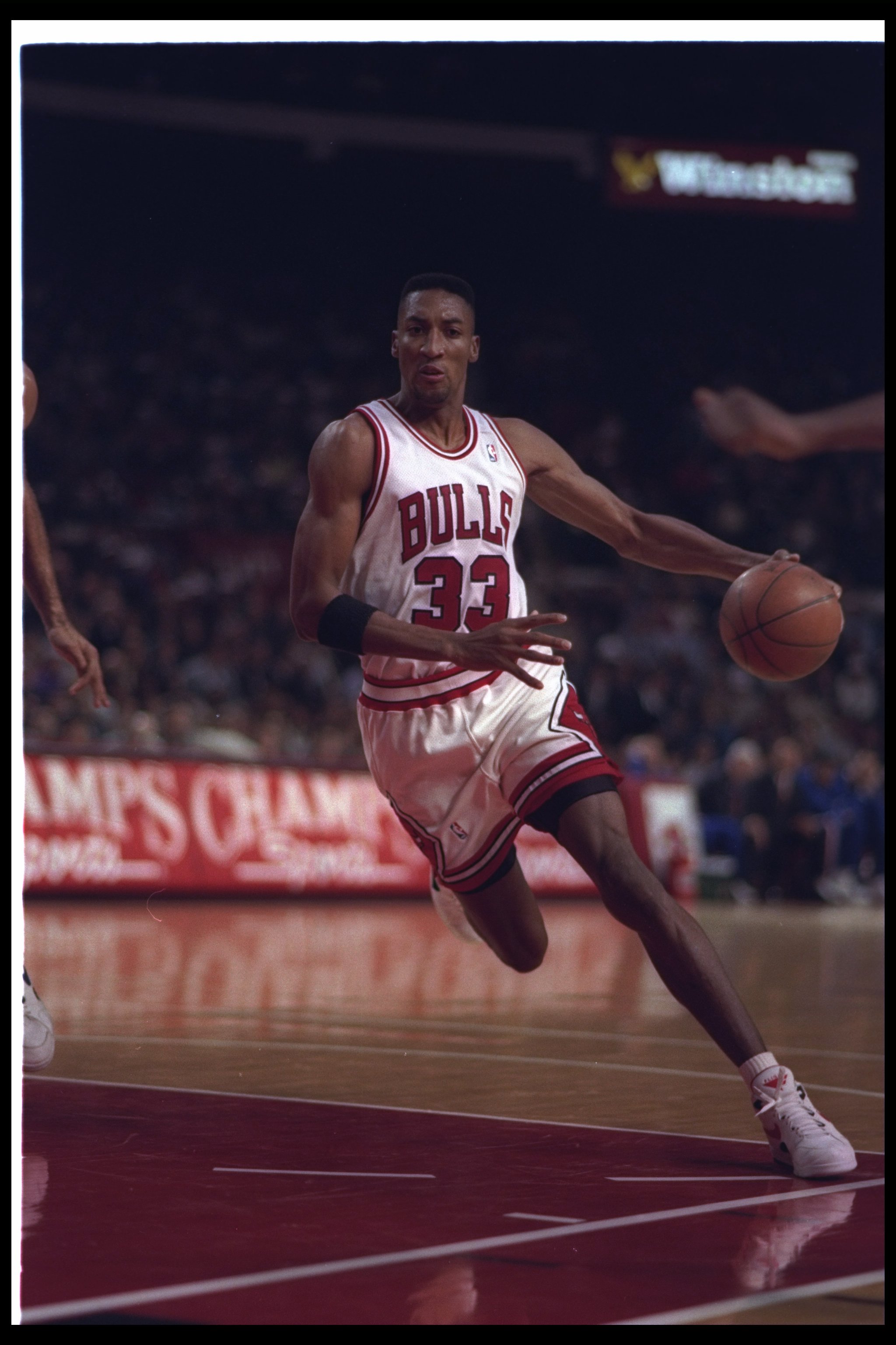 9 Dec 1992: Forward Scottie Pippen of the Chicago Bulls moves the ball during a game against the Cleveland Cavaliers at the United Center in Chicago, Illinois.