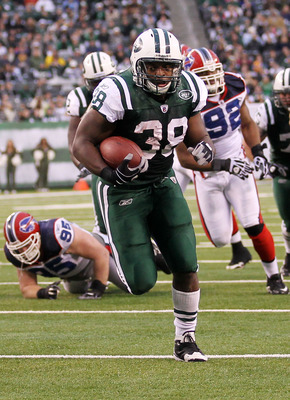 EAST RUTHERFORD, NJ - NOVEMBER 01: Jets #28 Curtis Martin drives the ball  during the first half during the New York Jets game versus the Miami  Dolphins in East Rutherford, NJ. (Icon