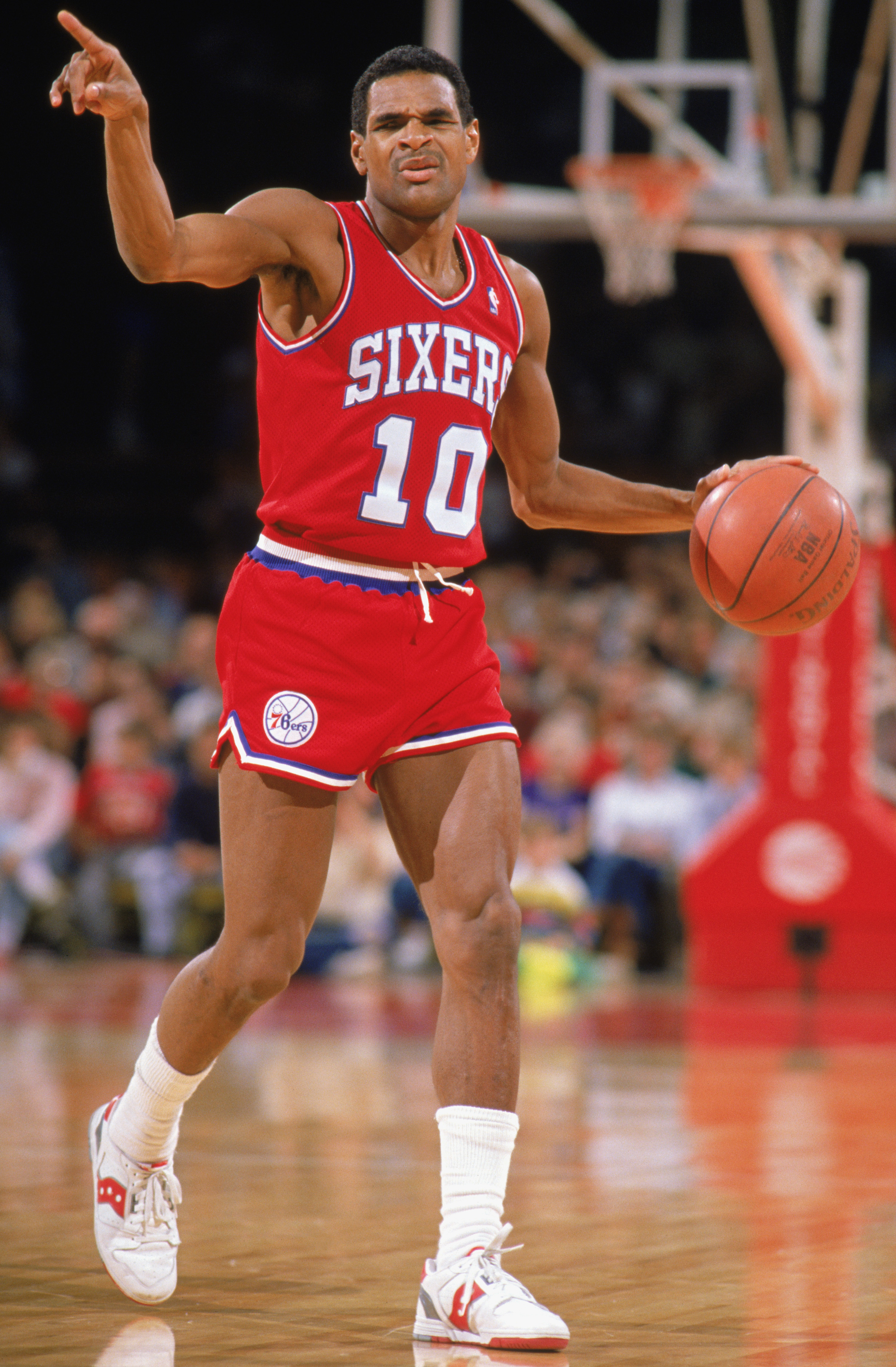 PHILADELPHIA - 1989:  Maurice Cheeks #10 of the Philadelphia 76ers moves the ball during the 1988-1989 NBA season.  (Photo by Mike Powell/Getty Images)