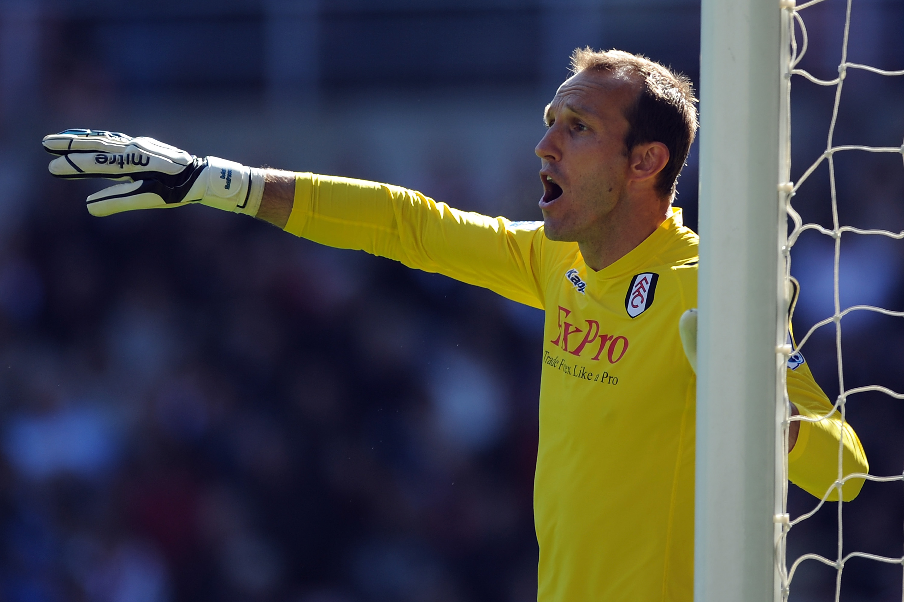 SUNDERLAND, ENGLAND - APRIL 30:  Mark Schwarzer of Fulham organizes his defence during the Barclays Premier League match between Sunderland and Fulham at Stadium of Light on April 30, 2011 in Sunderland, England.  (Photo by Chris Brunskill/Getty Images)