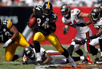 Nov. 6, 2011 - Pittsburgh, PENNSYLVANNIA, U.S - Pittsburgh Steelers running  back Rashard Mendenhall (34) picks up 4 yards before being swarmed by  Baltimore Ravens inside linebacker Ray Lewis (52), Baltimore Ravens