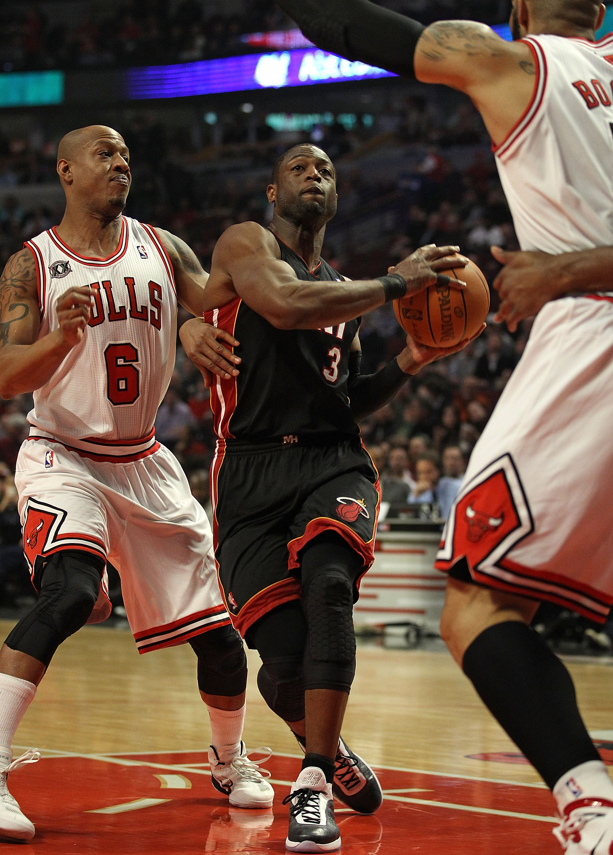 Chicago Bulls guard Derrick Rose (L) shoots over Miami Heat guard Dwyane  Wade during the second quarter of game 1 of the Eastern Conference Finals  at the United Center in Chicago on