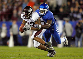 LEXINGTON, KY - OCTOBER 31:  Marcus Green #32 of  the Mississippi State Bulldogs catches a pass while defended by Danny Trevathan #22 of the Kentucky Wildcats during the SEC game at Commonwealth Stadium on October 31, 2009 in Lexington, Kentucky.  (Photo 