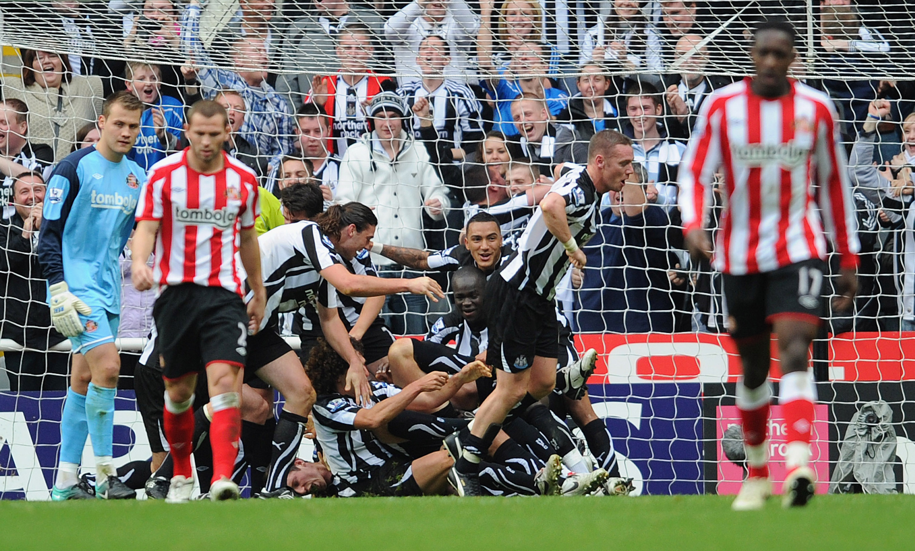 NEWCASTLE UPON TYNE, ENGLAND - OCTOBER 31:  Newcastle players celebrate the first goal by Kevin Nolan during the Barclays Premier League match between Newcastle United and Sunderland at St James' Park on October 31, 2010 in Newcastle upon Tyne, England.