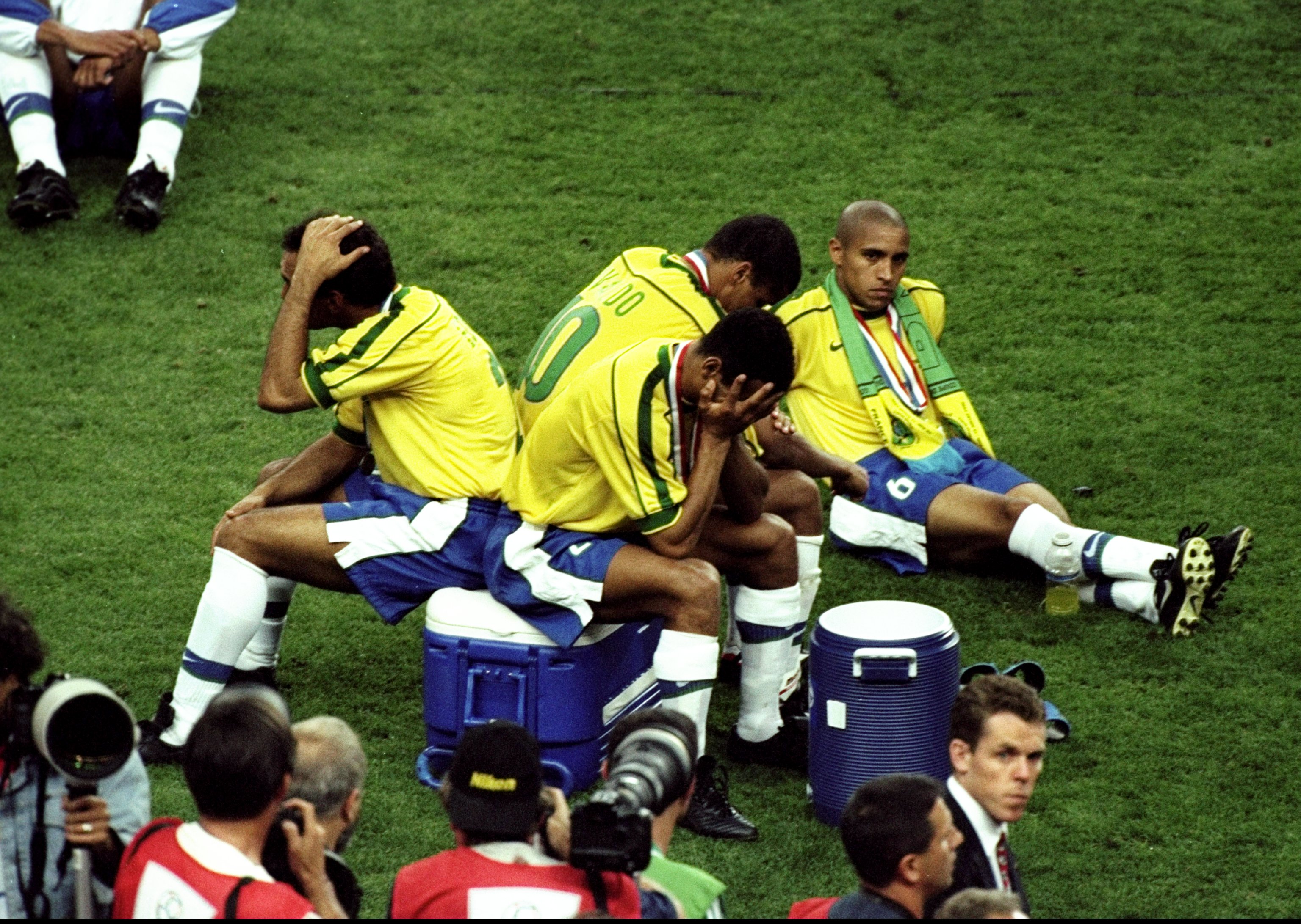 12 Jul 1998:  (L to R) Edmundo, Rivaldo, Cafu and Roberto Carlos of Brazil hang their heads in despair after losing the World Cup Final against France at the Stade de France in St Denis. France won 3-0. \ Mandatory Credit: Ross Kinnaird /Allsport