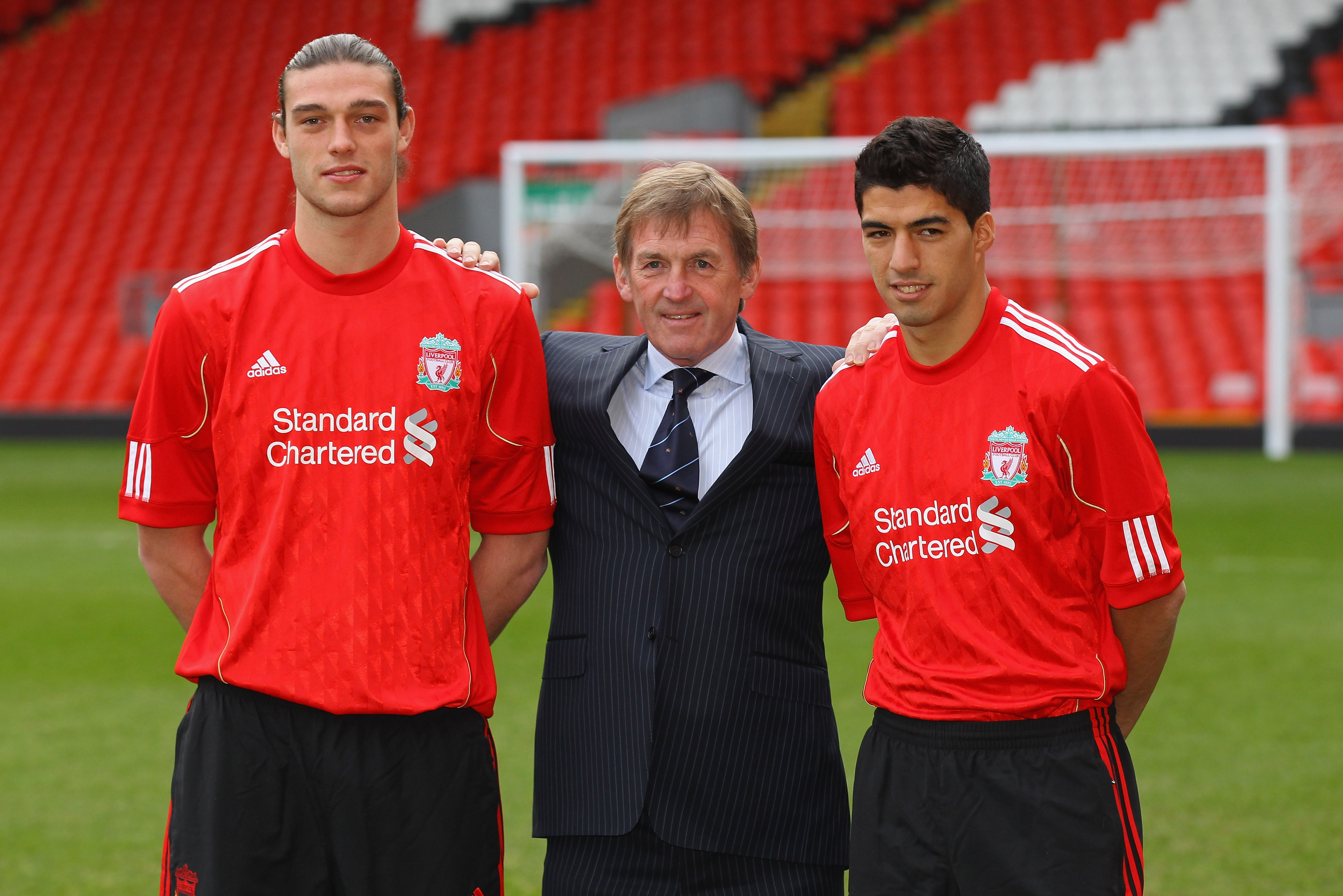 LIVERPOOL, ENGLAND - FEBRUARY 03:  Kenny Dalglish the manager of Liverpool stands between his new signings, Andy Carroll (l) and Luis Suarez (r) during a photocall at Anfield on February 3, 2011 in Liverpool, England.  (Photo by Alex Livesey/Getty Images)