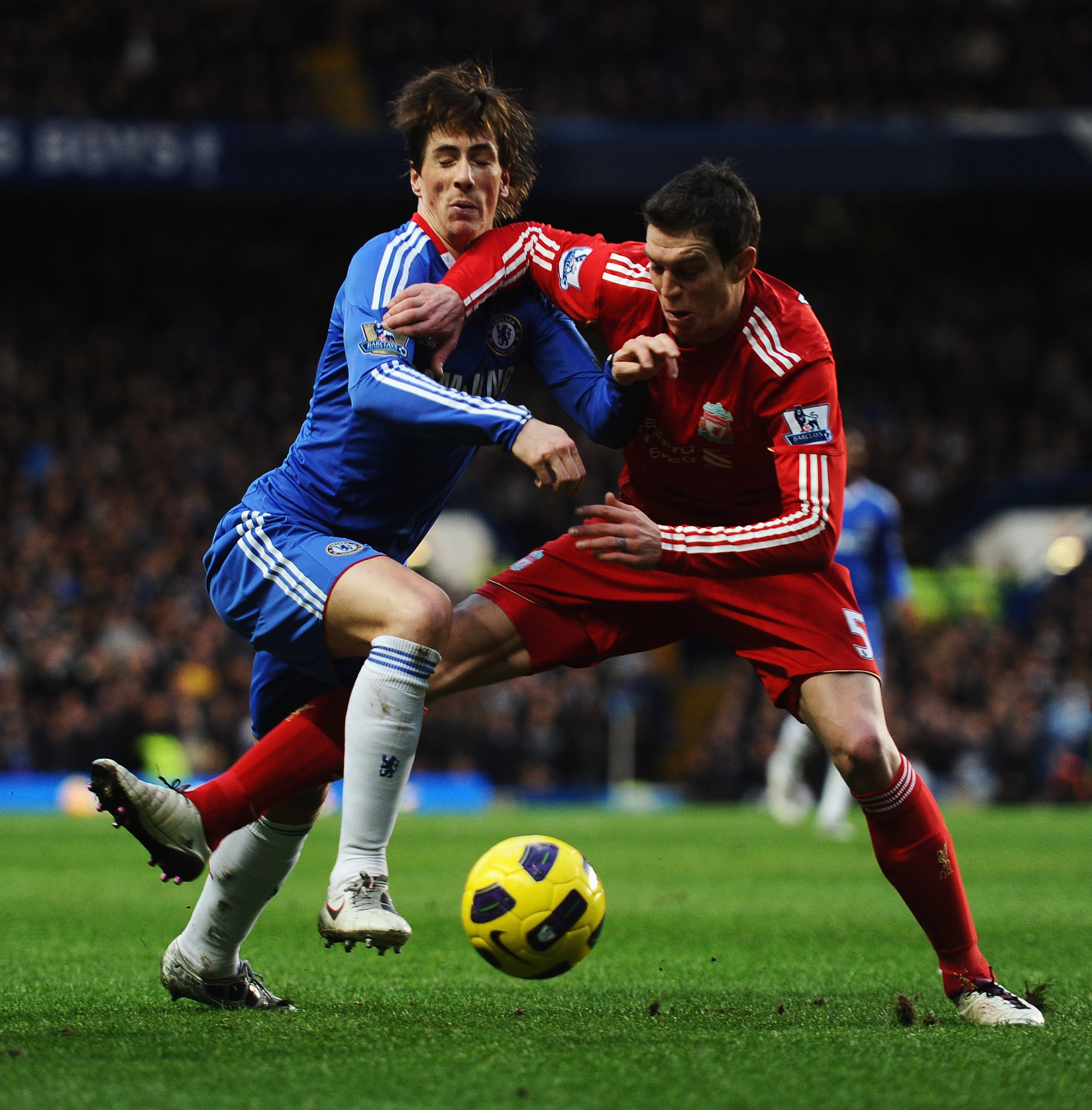 LONDON, ENGLAND - FEBRUARY 06:  Fernando Torres of Chelsea is challenged by Daniel Agger of Liverpool during the Barclays Premier League match between Chelsea and Liverpool at Stamford Bridge on February 6, 2011 in London, England.  (Photo by Laurence Gri
