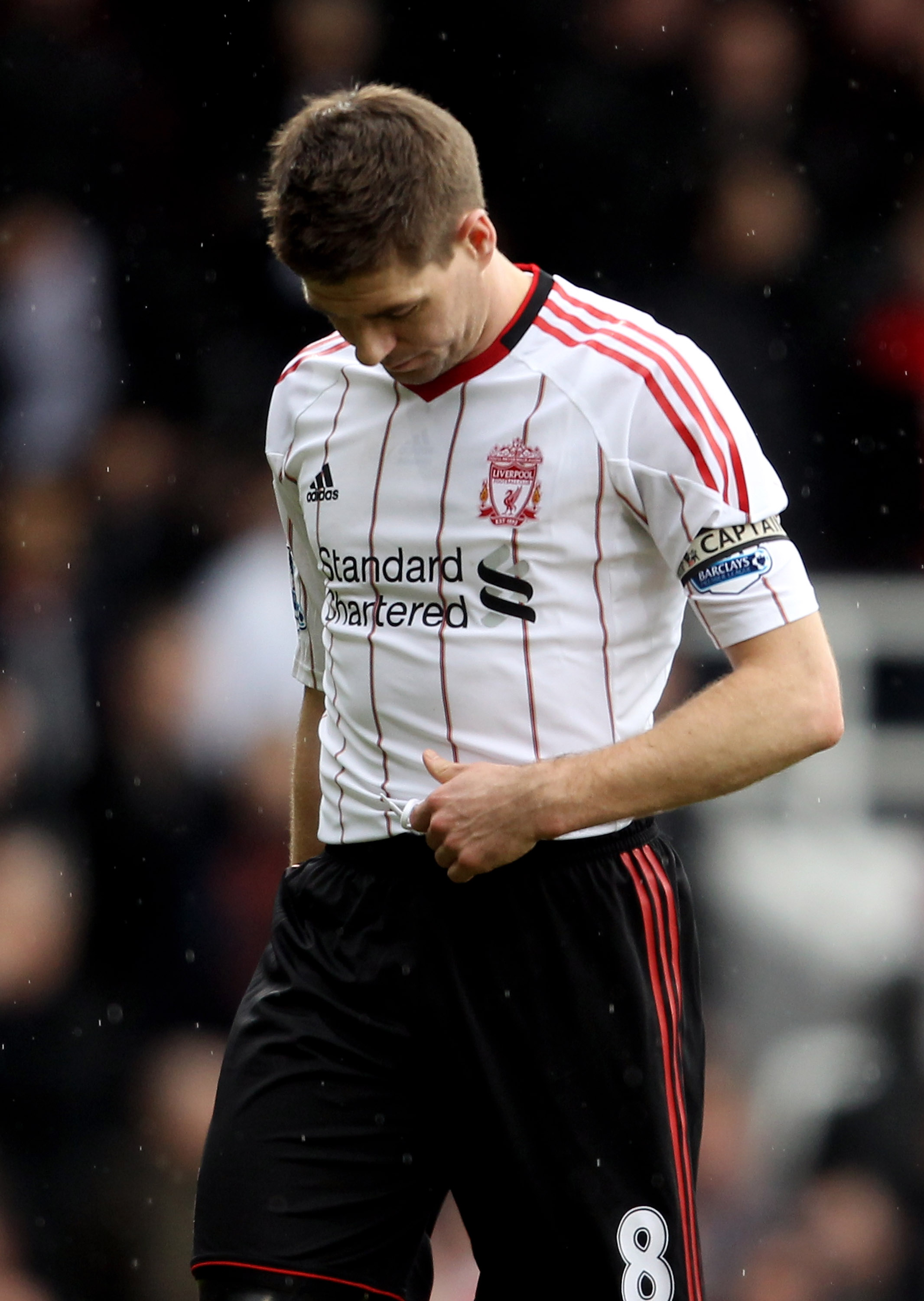 LONDON, ENGLAND - FEBRUARY 27:  Steven Gerrard of Liverpool leaves the pitch dejected at half time during the Barclays Premier League match between West Ham United and Liverpool at the Boleyn Ground on February 27, 2011 in London, England.  (Photo by Scot