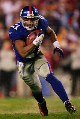 LANDOVER, MD - DECEMBER 30:  Tiki Barber #21 of the New York Giants runs the ball against the Washington Redskins at FedEx Field on December 30, 2006 in Landover, Maryland.  (Photo by Jamie Squire/Getty Images)
