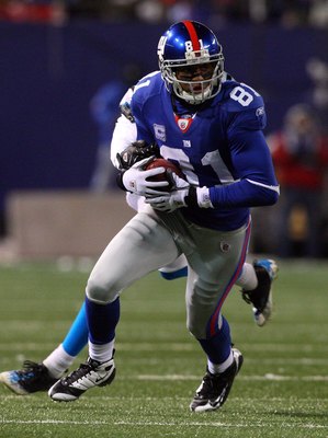 EAST RUTHERFORD, NJ - DECEMBER 21:  Amani Toomer #81 of the New York Giants runs the ball against the Carolina Panthers on December 21, 2008 at Giants Stadium in East Rutherford, New Jersey.  (Photo by Jim McIsaac/Getty Images)