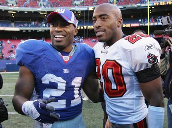 New York Giants Kevin Boss and Philadelphia Eagles Brian Dawkins get into a  scuffle on the field in the first quarter at Giants Stadium in East  Rutherford, New Jersey on December 7