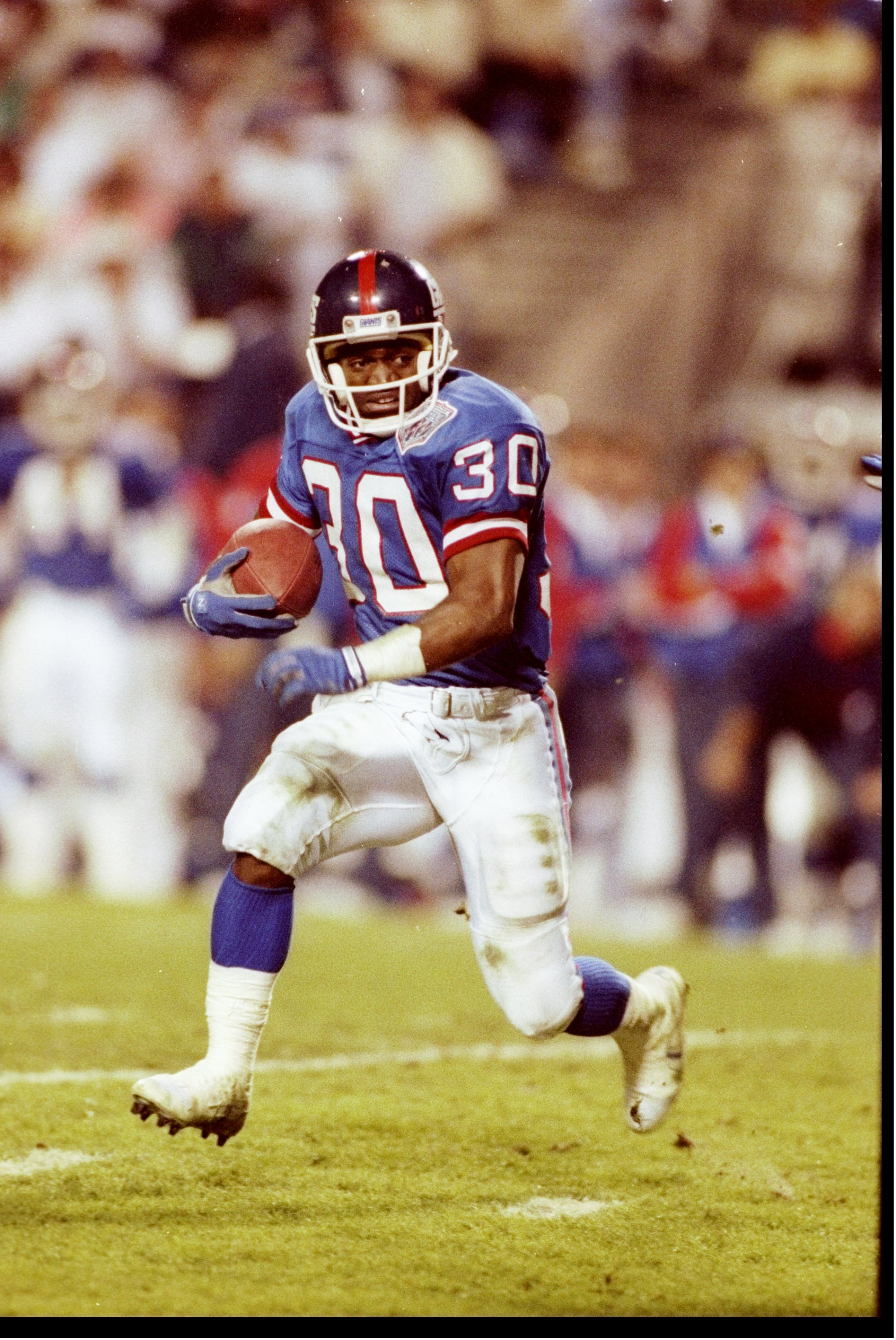 27 Jan 1991:  Running back Dave Meggett of the New York Giants moves the ball during Super Bowl XXV against the Buffalo Bills at Tampa Stadium in Tampa, Florida.  The Giants won the game, 20-19. Mandatory Credit: Rick Stewart  /Allsport