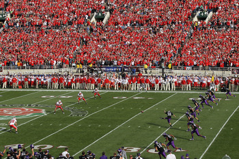 PASADENA, CA - JANUARY 01:  A view of the kickoff between the Wisconsin Badgers and the TCU Horned Frogs in the 97th Rose Bowl game on January 1, 2011 in Pasadena, California.  (Photo by Stephen Dunn/Getty Images)