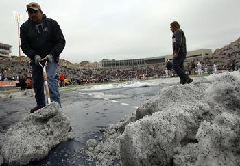 EL PASO, TX - DECEMBER 31:  Workers clean snow off the field before the Hyundai Sun Bowl between the Notre Dame Fighting Irish and the Miami Hurricanes at Sun Bowl on December 31, 2010 in El Paso, Texas.  (Photo by Ronald Martinez/Getty Images)
