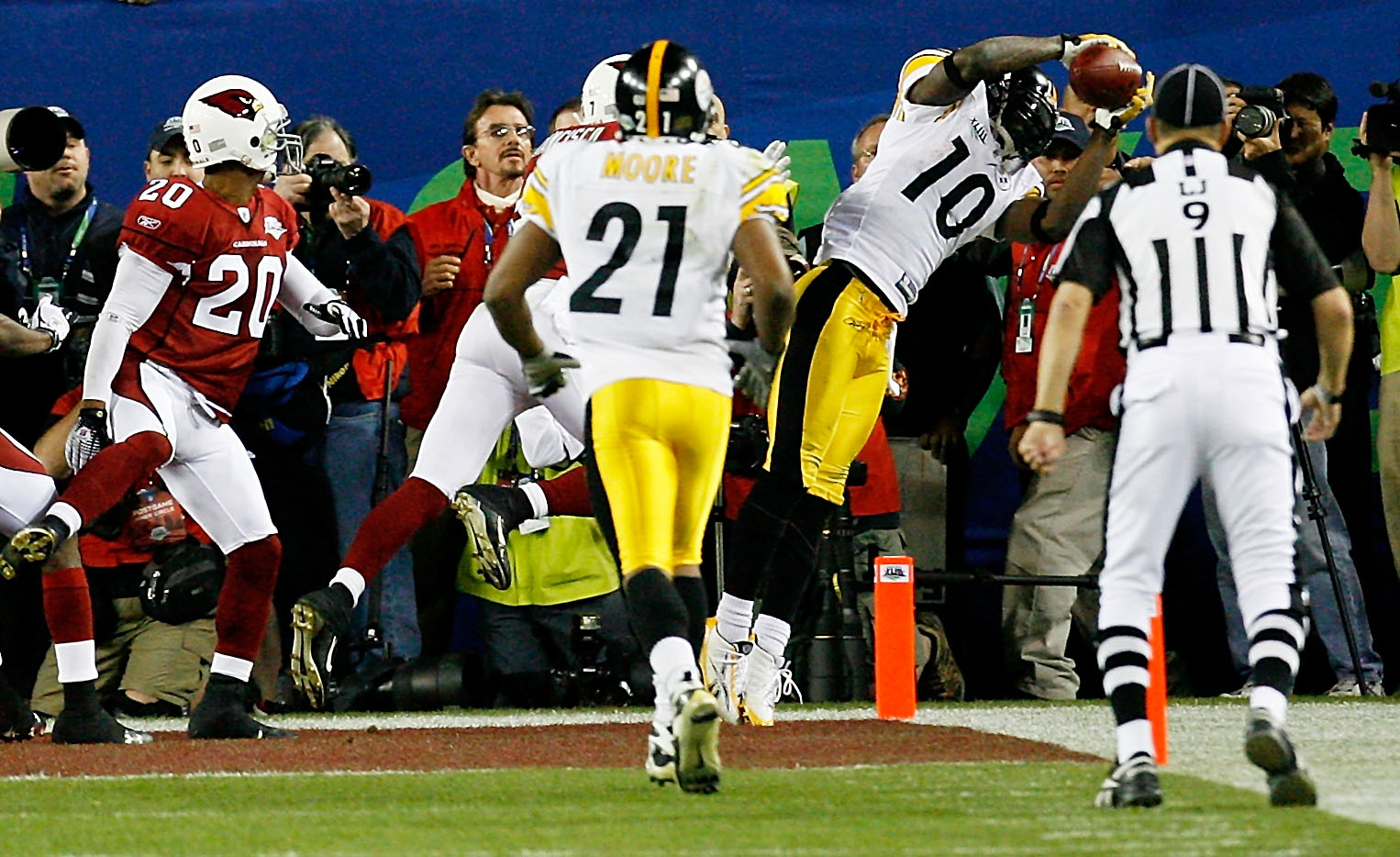 TAMPA, FL - FEBRUARY 01:  Santonio Holmes #10 of the Pittsburgh Steelers catches a 6-yard touchdown pass in the fourth quarter against the Arizona Cardinals during Super Bowl XLIII on February 1, 2009 at Raymond James Stadium in Tampa, Florida. The Steele