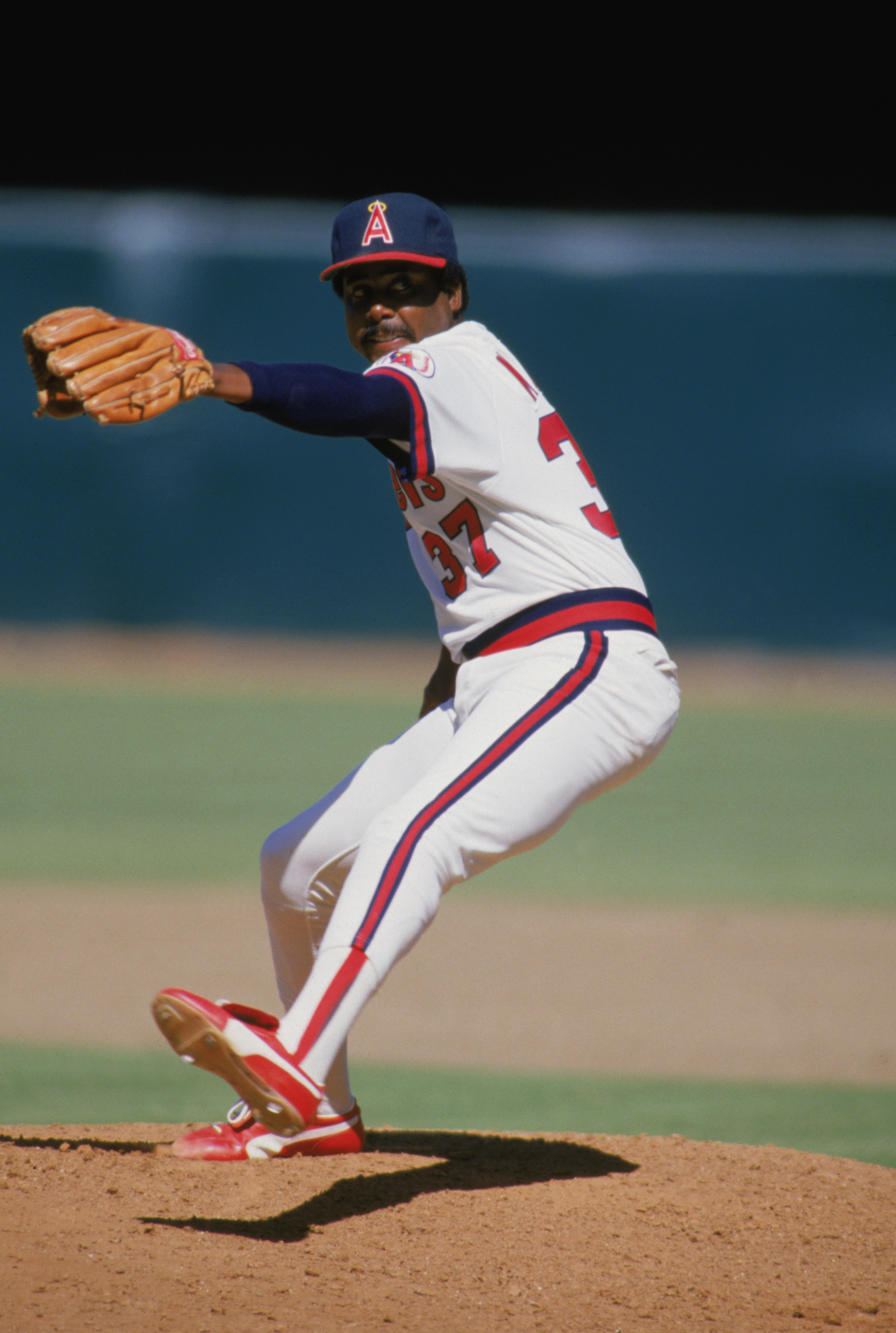 ANAHEIM, CA 1988:  Pitcher Donnie Moore #37 of the California Angels delivers the pitch in a game at Anaheim Stadium during the 1988 season in Anaheim, California.   (Photo by Rick Stewart/Getty Images)