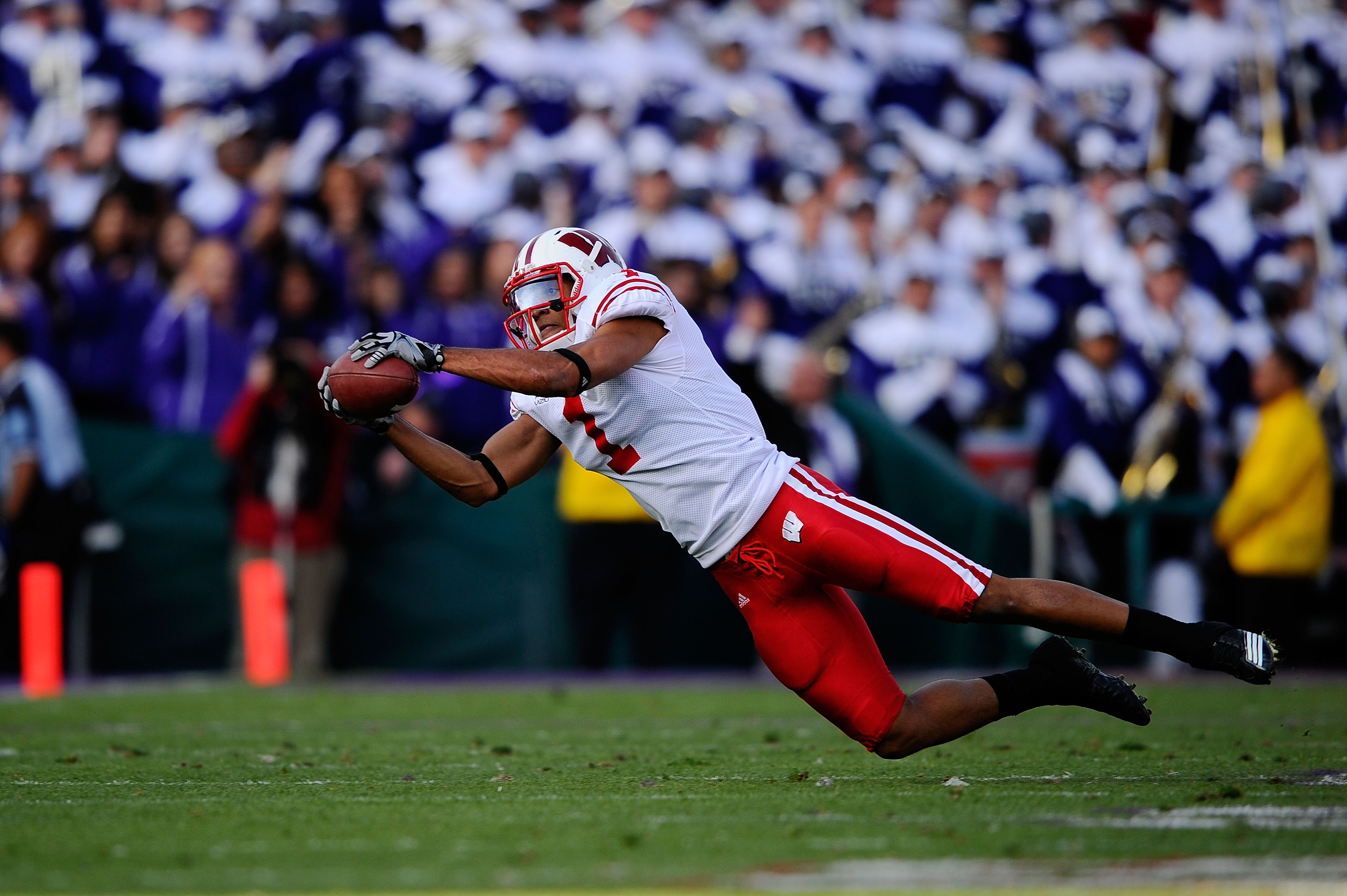 PASADENA, CA - JANUARY 01:  Wide receiver Nick Toon #1 of the Wisconsin Badgers makes a catch against the TCU Horned Frogs during the 97th Rose Bowl game on January 1, 2011 in Pasadena, California.  (Photo by Kevork Djansezian/Getty Images)