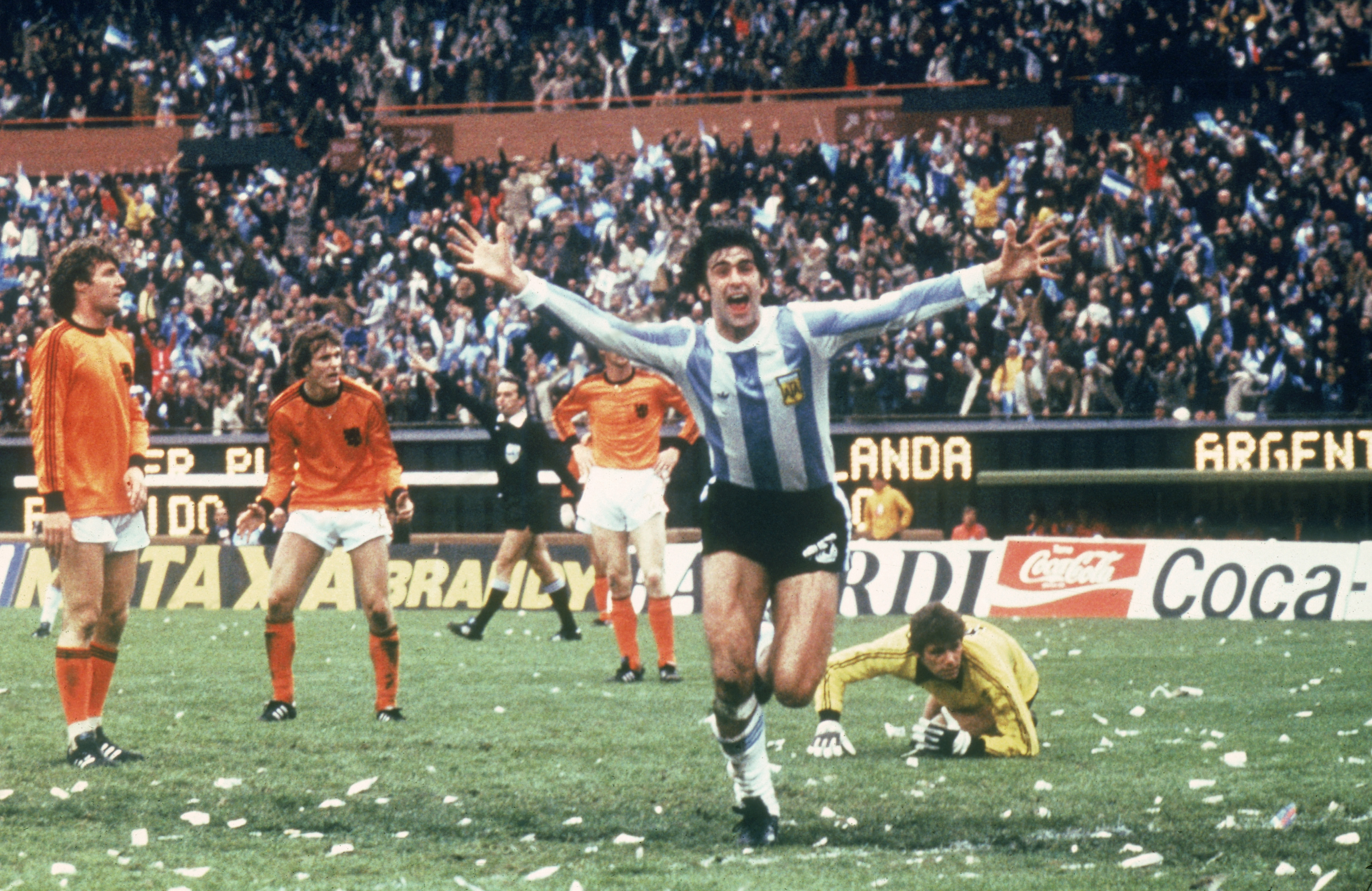 BUENOS AIRES - JUNE 25:  Mario Kempes of Argentina celebrates scoring a goal during the FIFA World Cup Finals 1978 Final between Argentina and Holland held on June 25, 1978 at the River Plate Stadium, in Buenos Aires, Argentina. Argentina won the match an