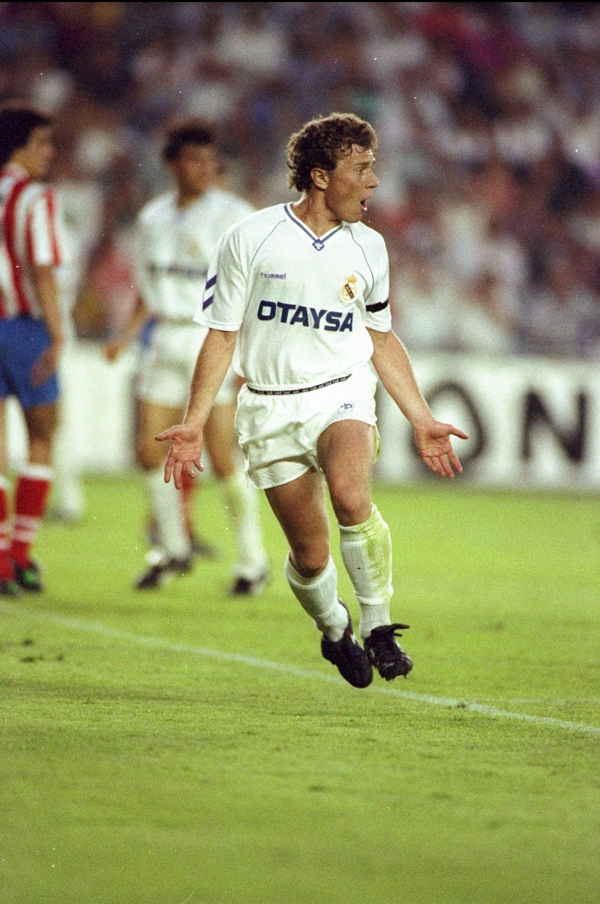 1992:  Emilio Butragueno of Real Madrid in action during a Spanish Division One match against Athletico Madrid at the Bernabeu Stadium in Madrid, Spain.  \ Mandatory Credit: Allsport UK /Allsport