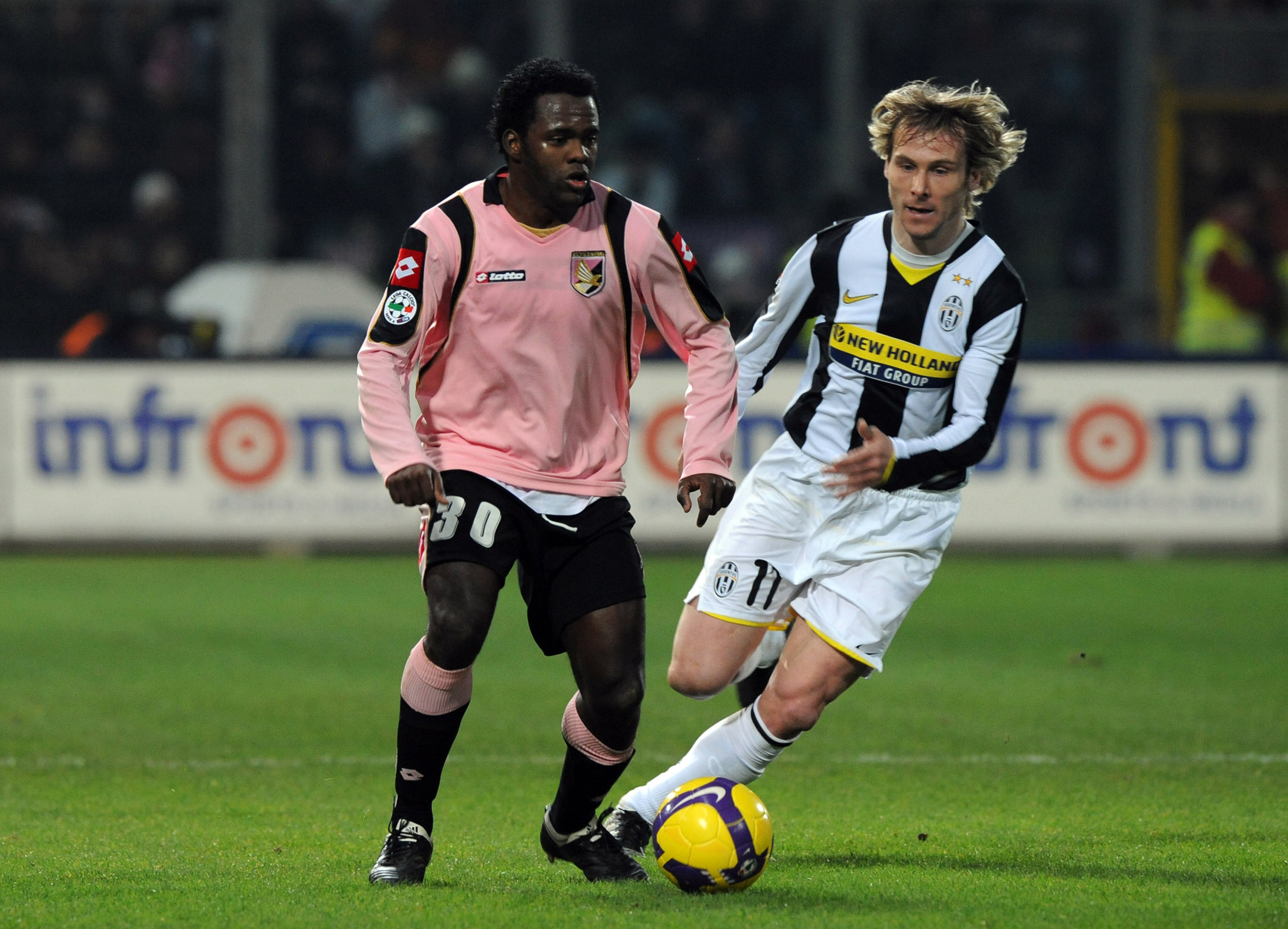 PALERMO, ITALY - FEBRUARY 21:  Fabio Simplicio of Palermo and  Pavel  Nedved of Juventus in action during the Serie A match between Palermo and Juventus at the Stadio Barbera  on February 21, 2009 in Palermo, Italy. (Photo by New Press/Getty Images)
