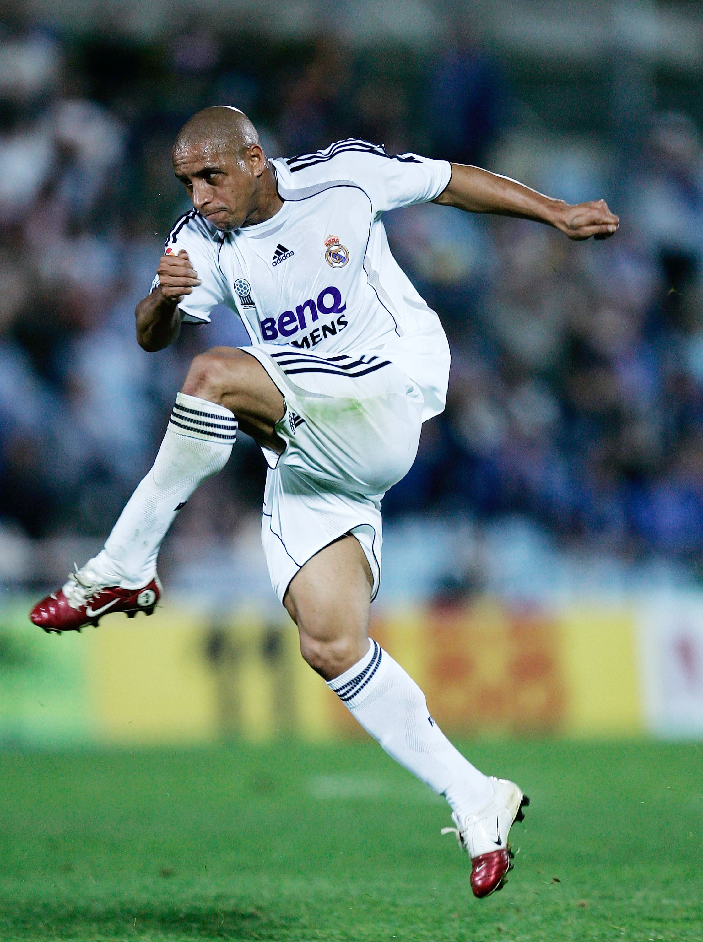 MADRID, SPAIN - OCTOBER 14:  Roberto Carlos of Real Madrid shoots a free kick during the Primera Liga match between Getafe and Real Madrid at the Alfonso Perez stadium on October 14, 2006 in Madrid, Spain. Getafe won 1-0.  (Photo by Denis Doyle/Getty Imag