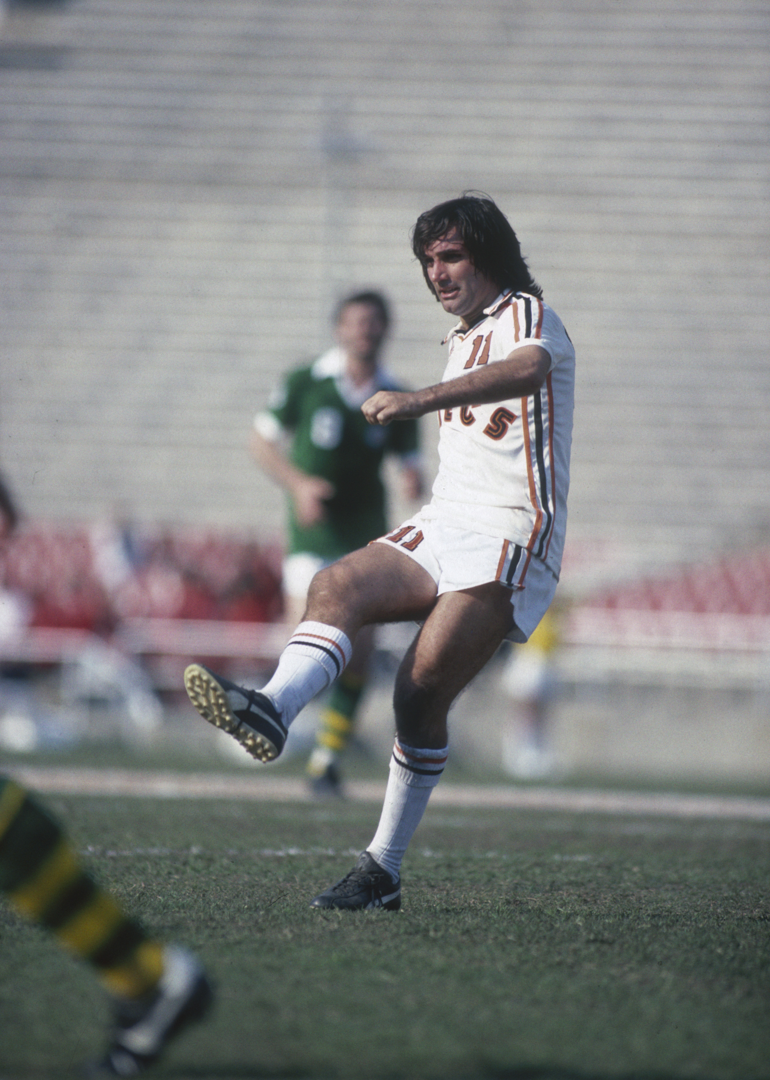 NEW YORK - 1978:  George Best of the LA Aztecs passes the ball during the NASL League match between the New York Cosmos and LA Aztecs held in 1978 in New York, USA. (Photo by Tony Duffy/Getty Images)