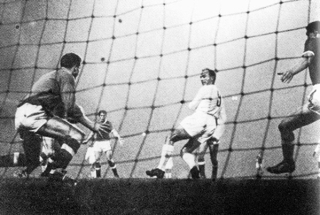 Di Stefano scoring his back-heel against Manchester United