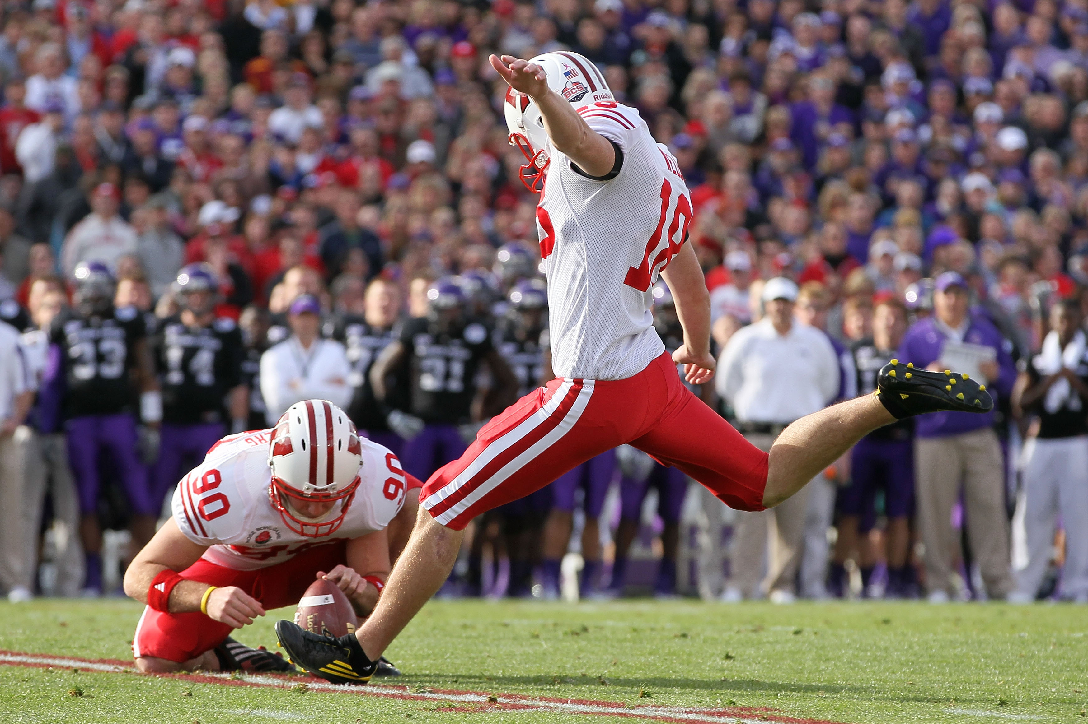 PASADENA, CA - JANUARY 01: Kicker Philip Welch #18 of the Wisconsin Badgers attempts a field goal against the TCU Horned Frogs during the 97th Rose Bowl game on January 1, 2011 in Pasadena, California. (Photo by Jeff Gross/Getty Images)