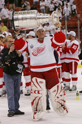 Detroit Red Wings Dominik Hasek with Stanley Cup celebrates Game 6 News  Photo - Getty Images