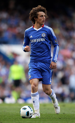 LONDON, ENGLAND - APRIL 30:  David Luiz of Chelsea looks to pass the ball during the Barclays Premier League match between Chelsea and Tottenham Hotspur at Stamford Bridge on April 30, 2011 in London, England.  (Photo by Scott Heavey/Getty Images)