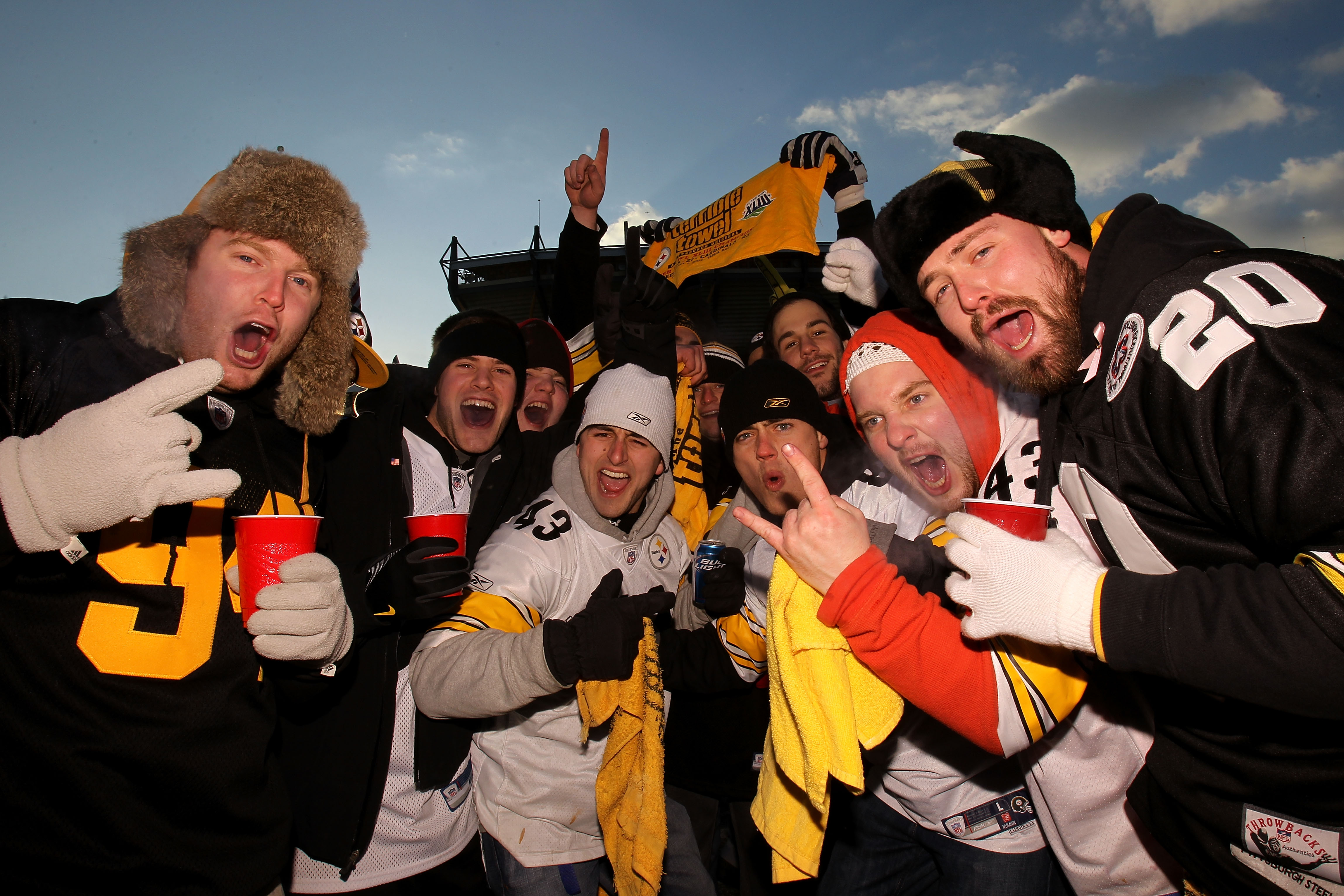 Steelers fans get married at tailgate 